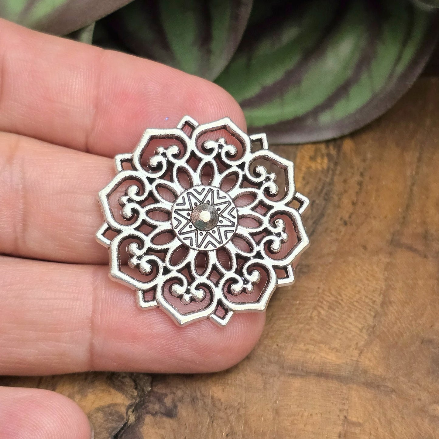 Mandala-Verbinder (32 mm) in antikem Silber – ideal für DIY-Schmuck, Ketten, Armbänder oder Boho-Deko. Zartes Design mit spiritueller Symbolik.