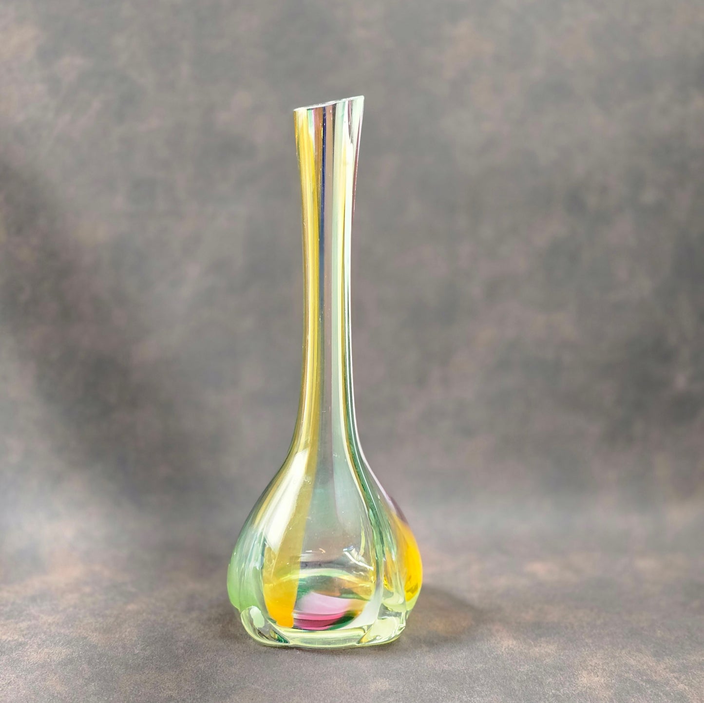 Polnische Glasvase von Krosno, 1980/90er Jahre, mit irisierendem Luster in Gelb, Orange, Grün und Blau, 25,5 cm hoch.