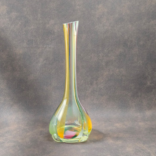 Polnische Glasvase von Krosno, 1980/90er Jahre, mit irisierendem Luster in Gelb, Orange, Grün und Blau, 25,5 cm hoch.