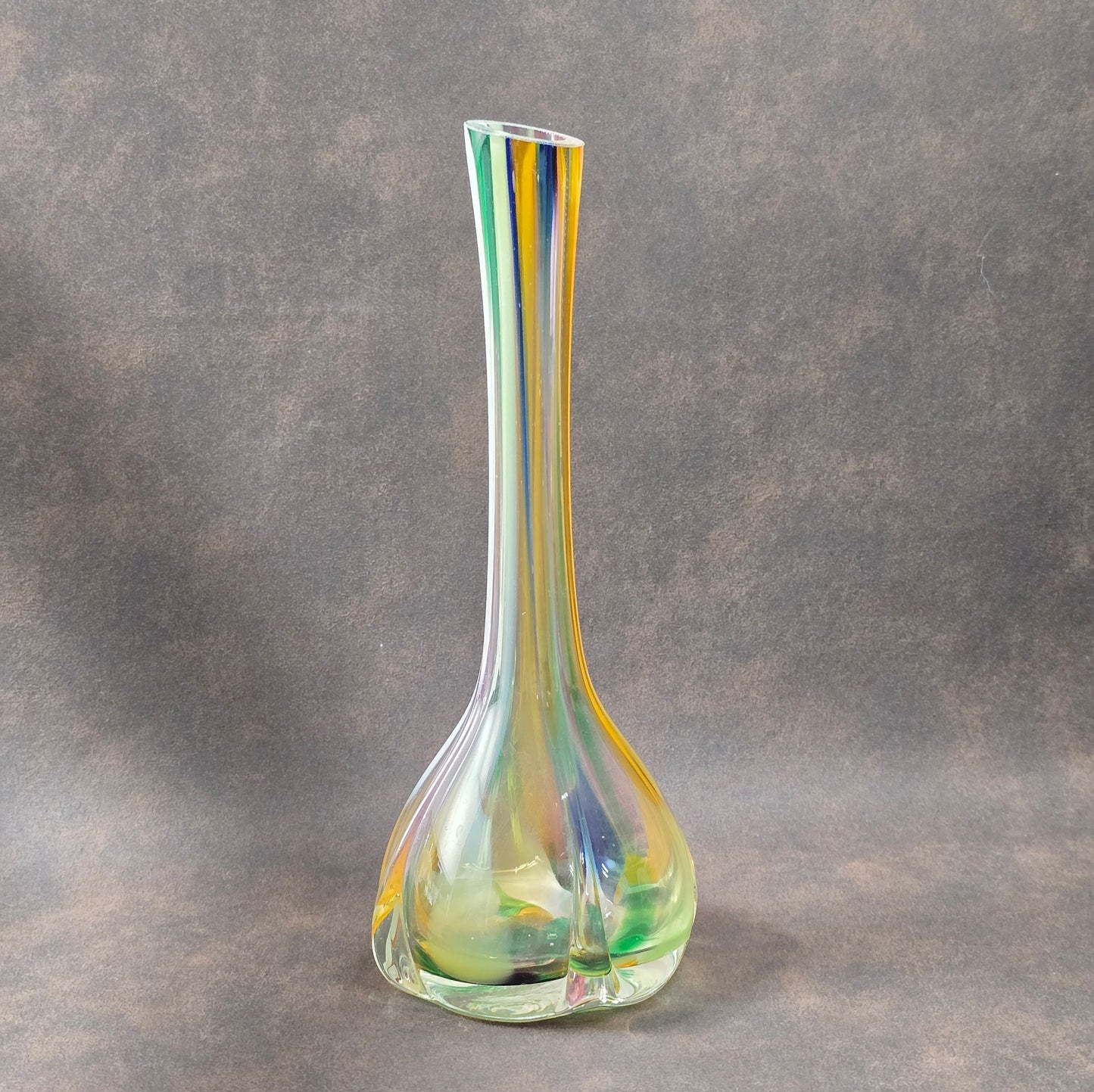 Polnische Glasvase von Krosno, 1980/90er Jahre, mit irisierendem Luster in Gelb, Orange, Grün und Blau, 25,5 cm hoch.