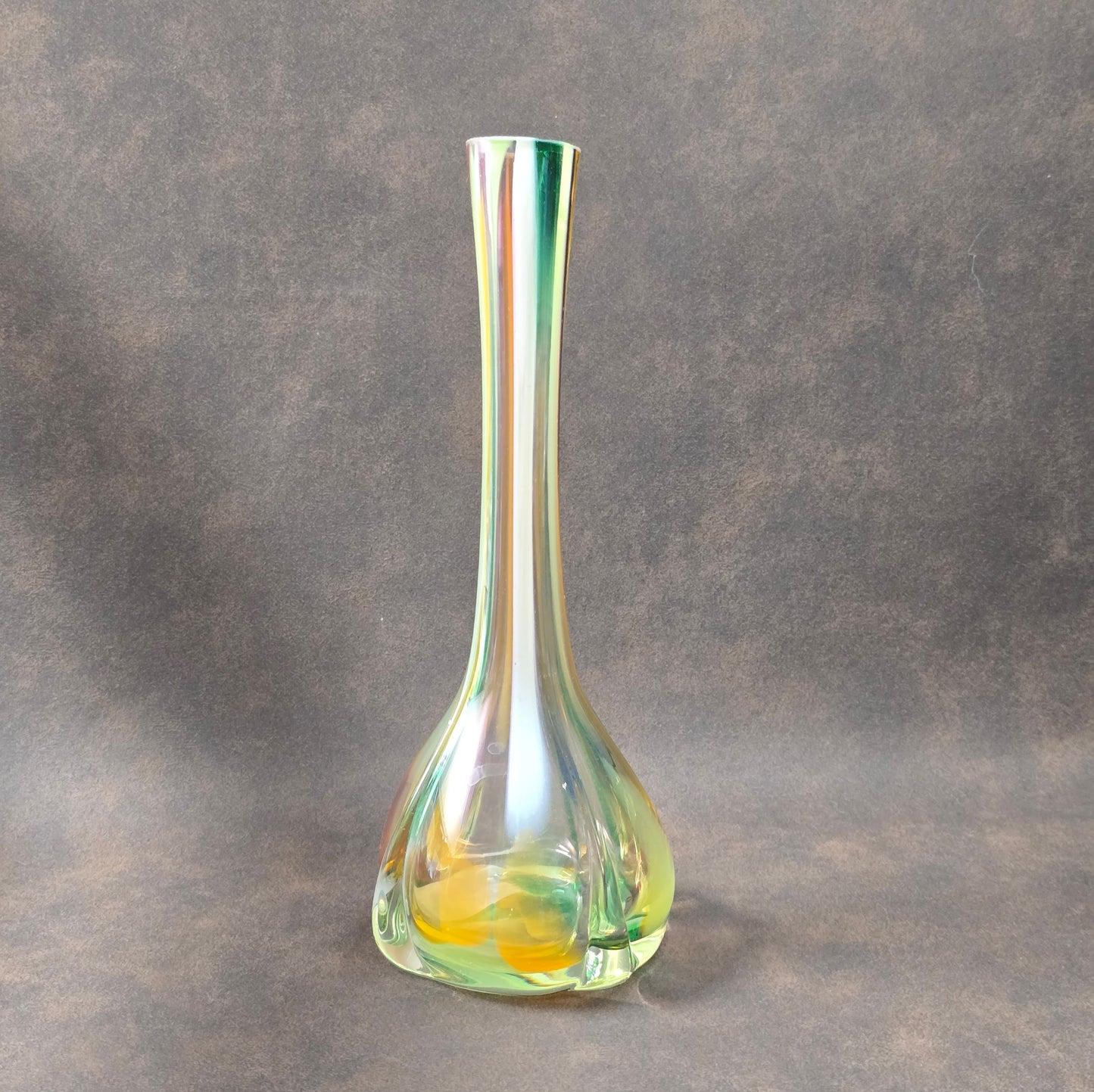 Polnische Glasvase von Krosno, 1980/90er Jahre, mit irisierendem Luster in Gelb, Orange, Grün und Blau, 25,5 cm hoch.