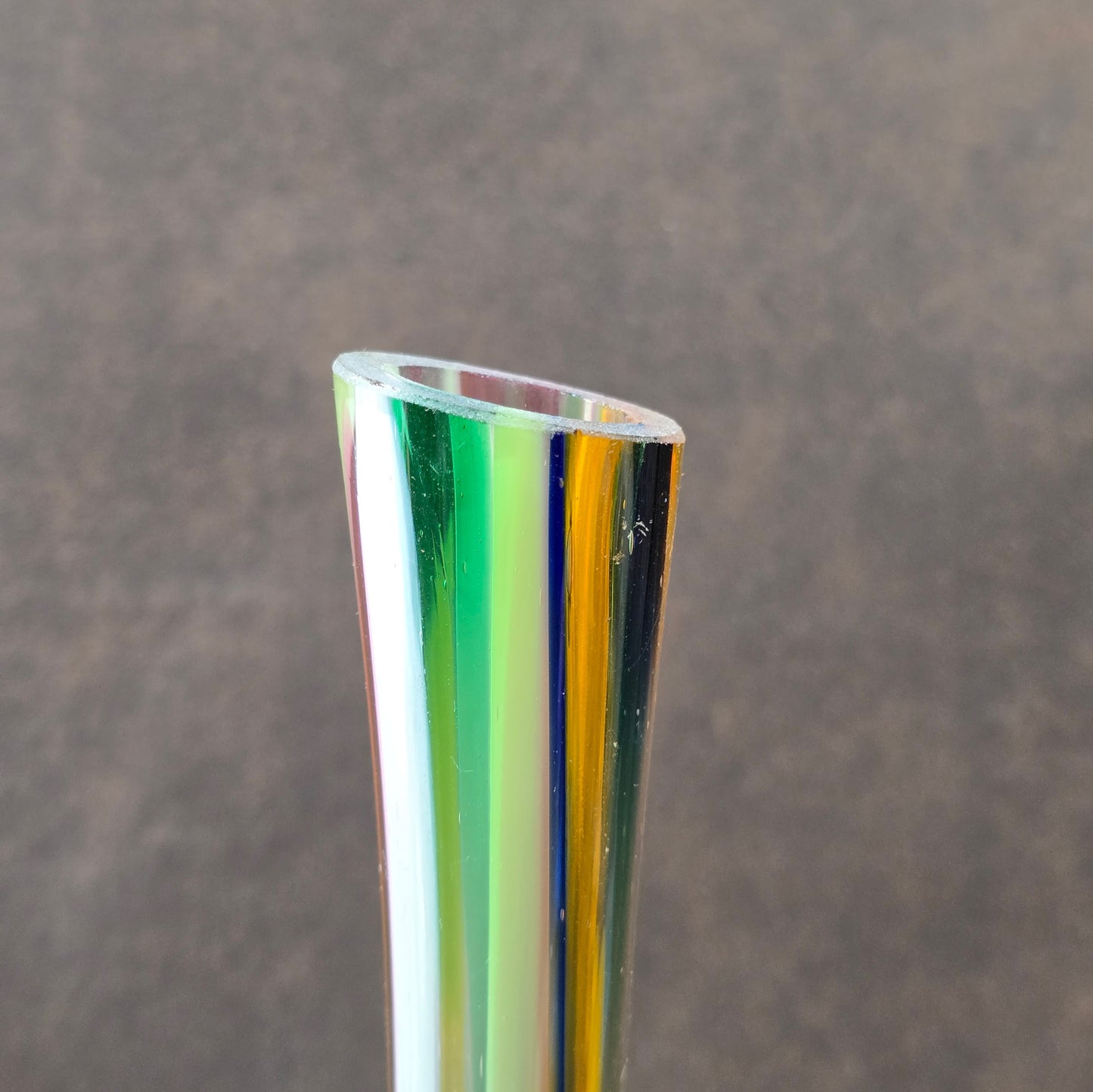 Polnische Glasvase von Krosno, 1980/90er Jahre, mit irisierendem Luster in Gelb, Orange, Grün und Blau, 25,5 cm hoch.