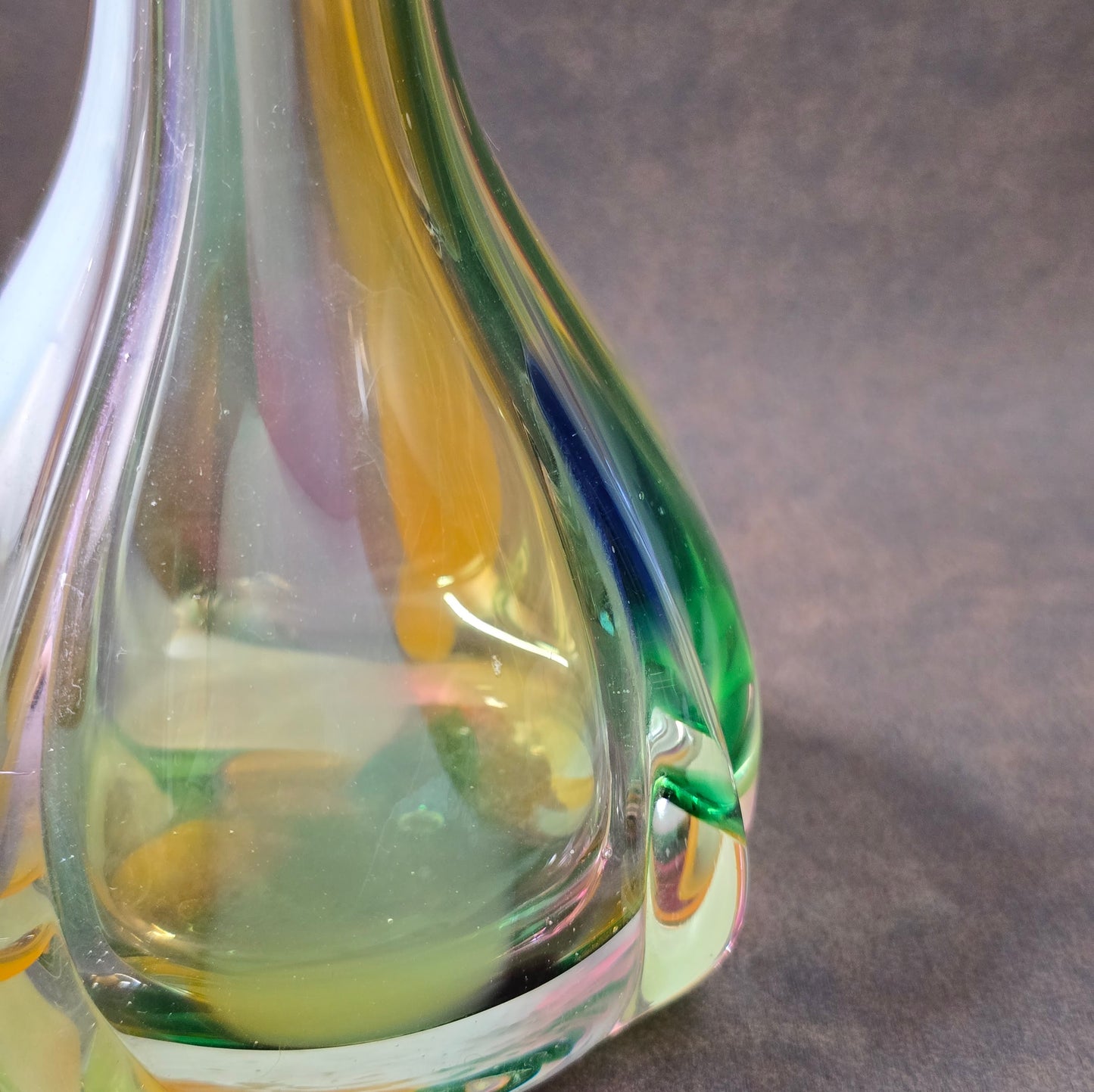 Polnische Glasvase von Krosno, 1980/90er Jahre, mit irisierendem Luster in Gelb, Orange, Grün und Blau, 25,5 cm hoch.