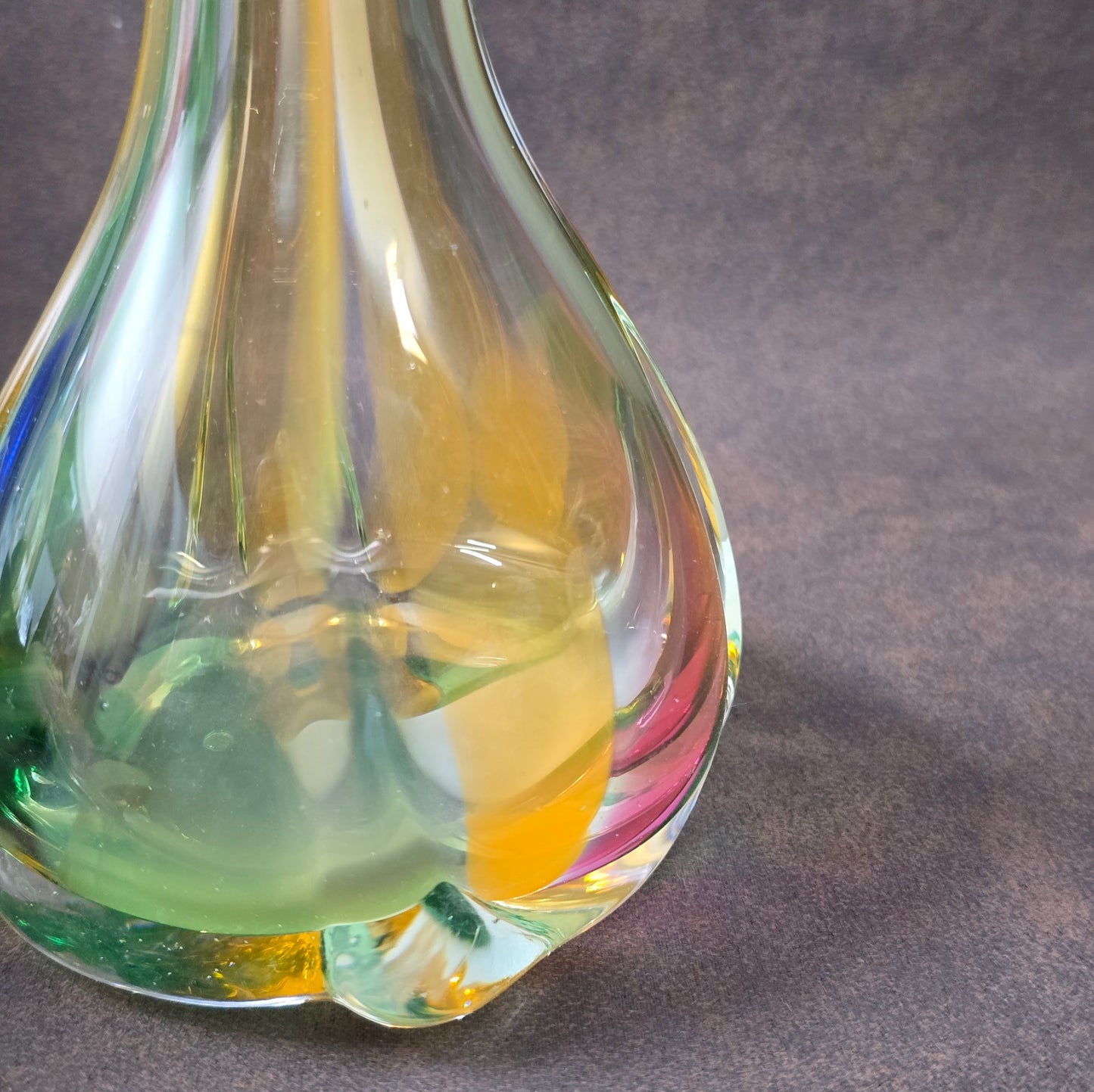 Polnische Glasvase von Krosno, 1980/90er Jahre, mit irisierendem Luster in Gelb, Orange, Grün und Blau, 25,5 cm hoch.
