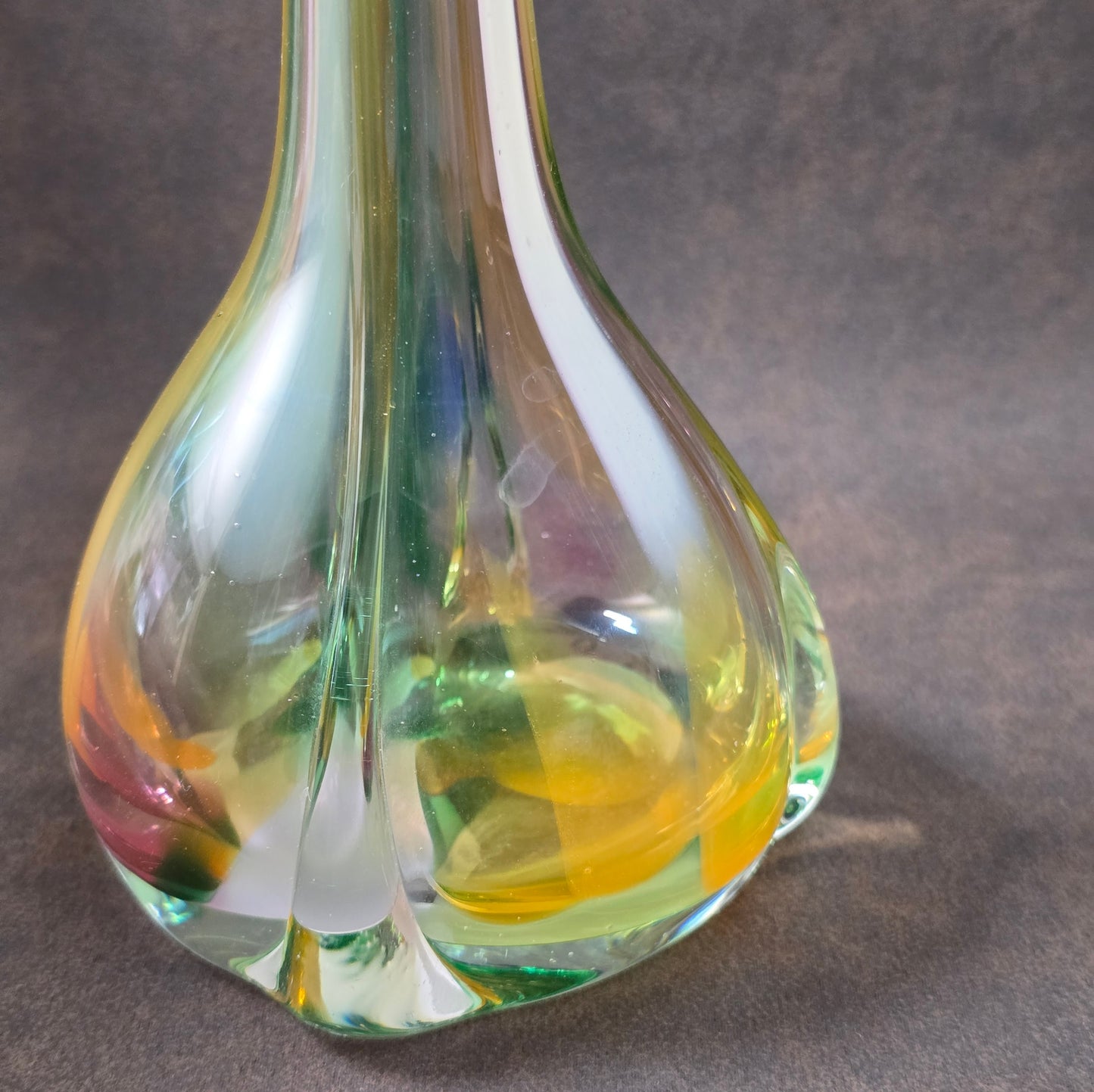 Polnische Glasvase von Krosno, 1980/90er Jahre, mit irisierendem Luster in Gelb, Orange, Grün und Blau, 25,5 cm hoch.