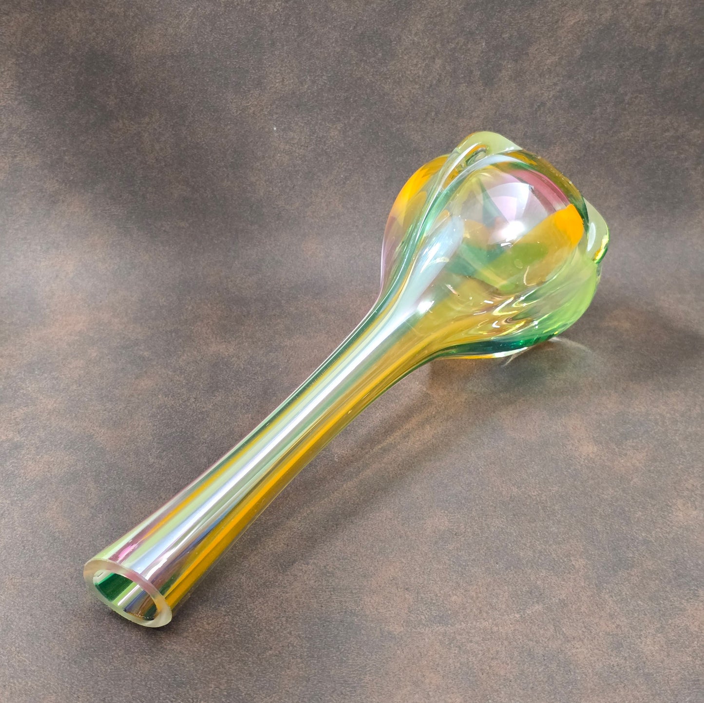 Polnische Glasvase von Krosno, 1980/90er Jahre, mit irisierendem Luster in Gelb, Orange, Grün und Blau, 25,5 cm hoch.