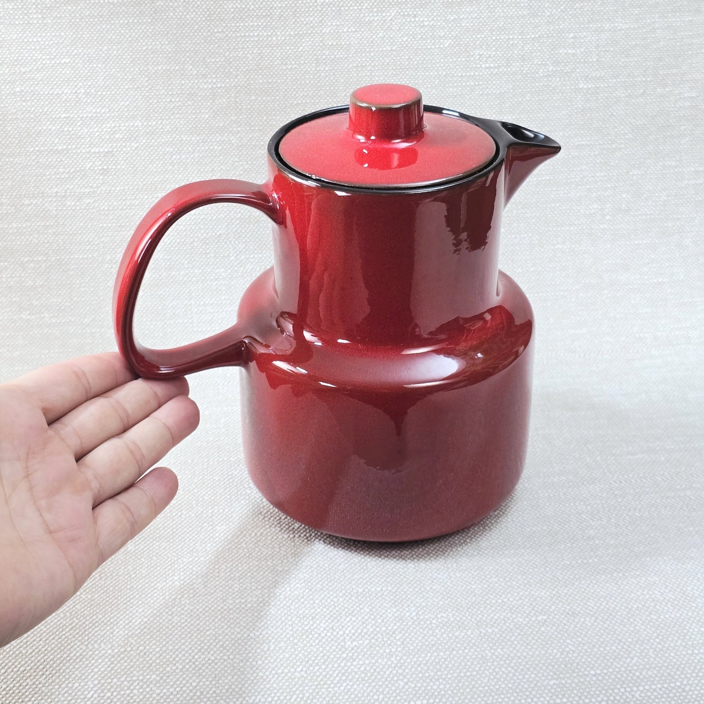 Melitta Kaffeekanne in rot mit schwarzem Rand, glänzende Glasur, West-Germany Mid-Century Design aus den 1970ern mit Deckel und Henkel.