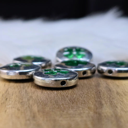 Linsenförmige Metallperlen mit Kleeblattmotiv – Grün & Antik Silber, 14mm, 6 Stück