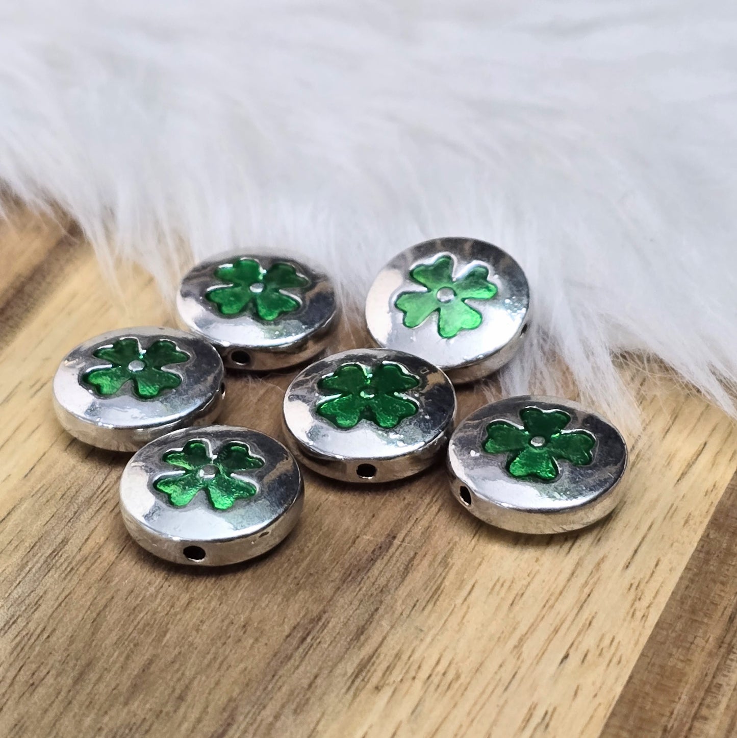 Linsenförmige Metallperlen mit Kleeblattmotiv – Grün & Antik Silber, 14mm, 6 Stück