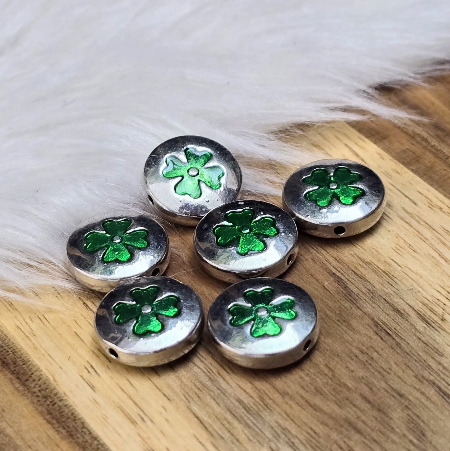 Linsenförmige Metallperlen mit Kleeblattmotiv – Grün & Antik Silber, 14mm, 6 Stück