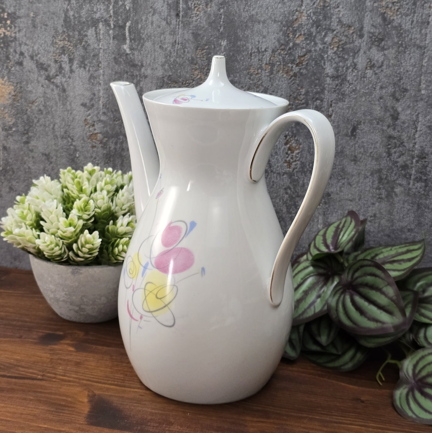 Mid-Century Kaffeekanne von Schirnding Bavaria aus weißem Porzellan mit pastellfarbenem Atomic-Dekor und zarter Goldlinie, ca. 1955–1965.