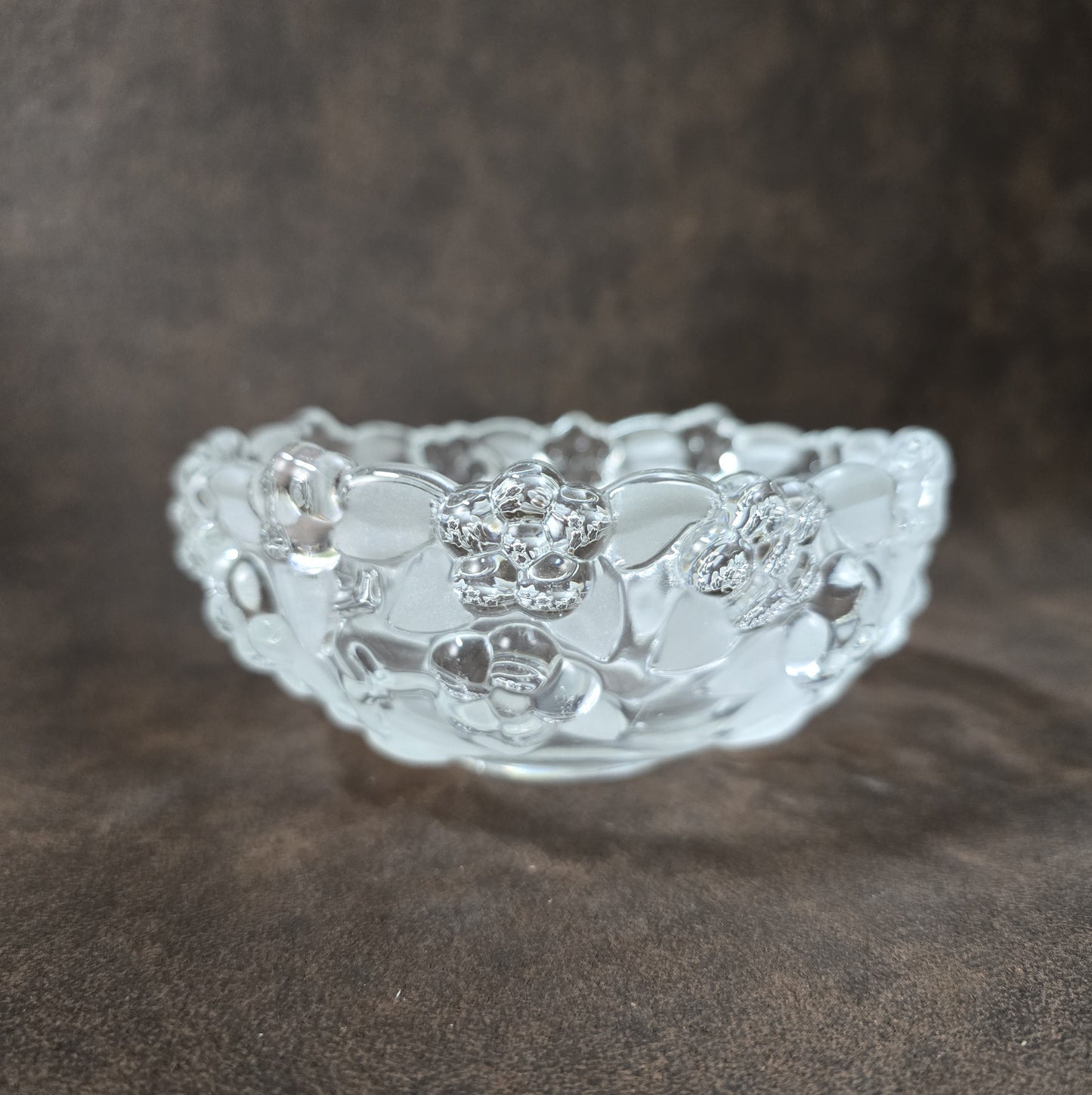 Runde Vintage-Konfektschale aus Kristallglas mit floralen Reliefblüten, Serie Carmen von Mikasa, 14 cm Durchmesser.