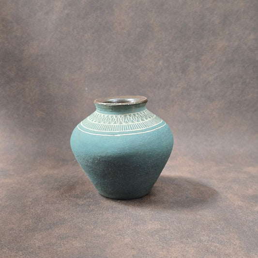 Studiokeramik Mini-Vase aus den 1960er/70er Jahren mit matter Petrolglasur und geometrischem Ritzdekor, deutsche Handarbeit.