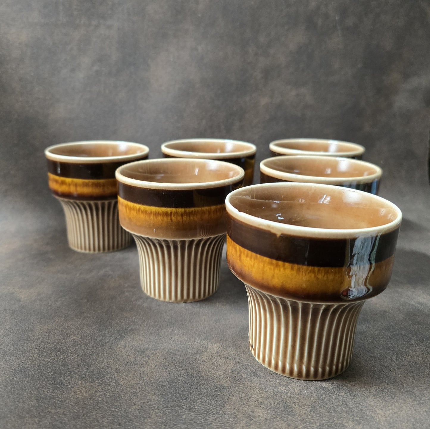 Vintage Mitropa Becher Annaburg Sintolan, 6er Set, braun gestreift, Mid-Century DDR Porzellan, geriffelt, stapelbar, 60er/70er Jahre.