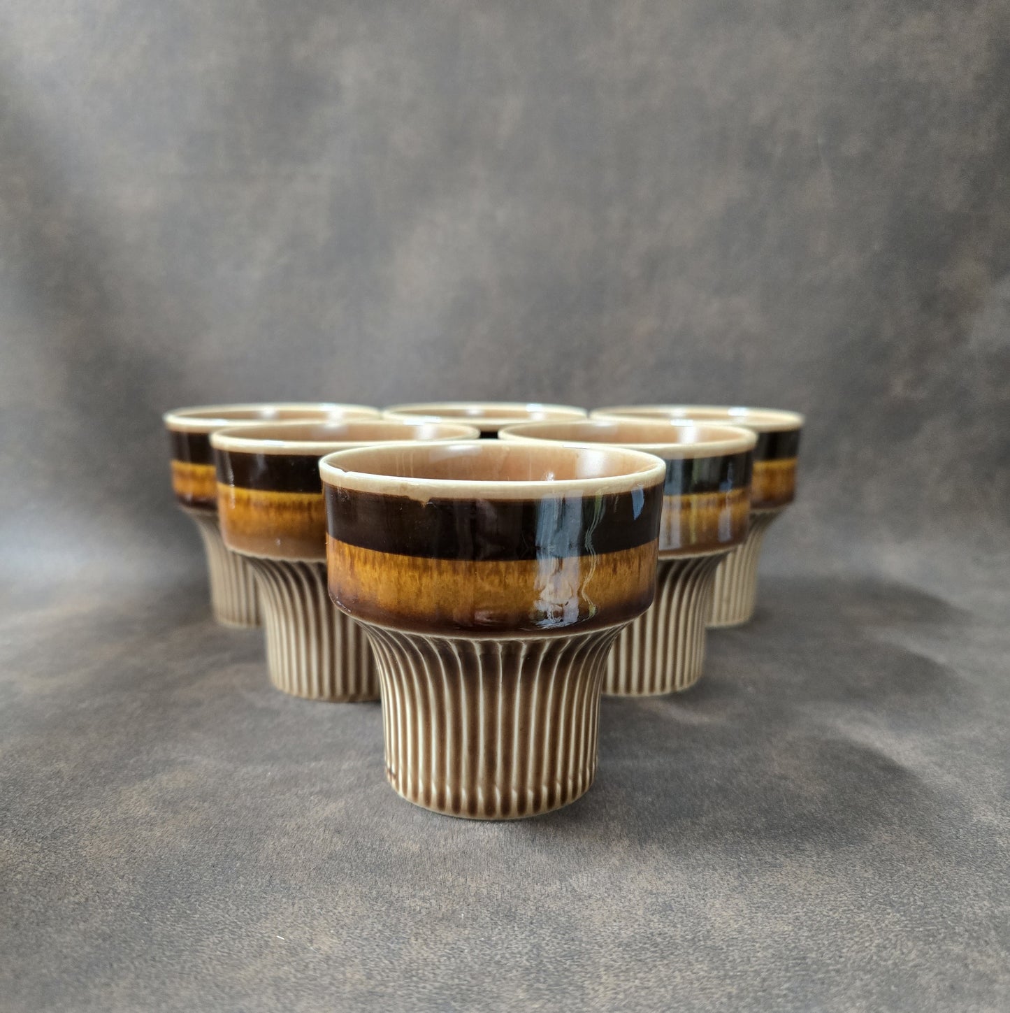 Vintage Mitropa Becher Annaburg Sintolan, 6er Set, braun gestreift, Mid-Century DDR Porzellan, geriffelt, stapelbar, 60er/70er Jahre.