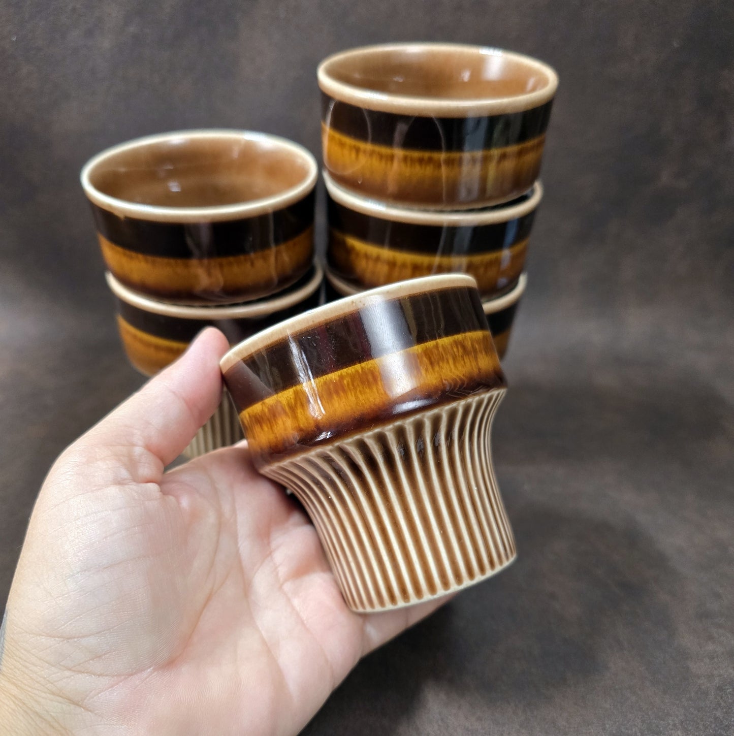 Vintage Mitropa Becher Annaburg Sintolan, 6er Set, braun gestreift, Mid-Century DDR Porzellan, geriffelt, stapelbar, 60er/70er Jahre.