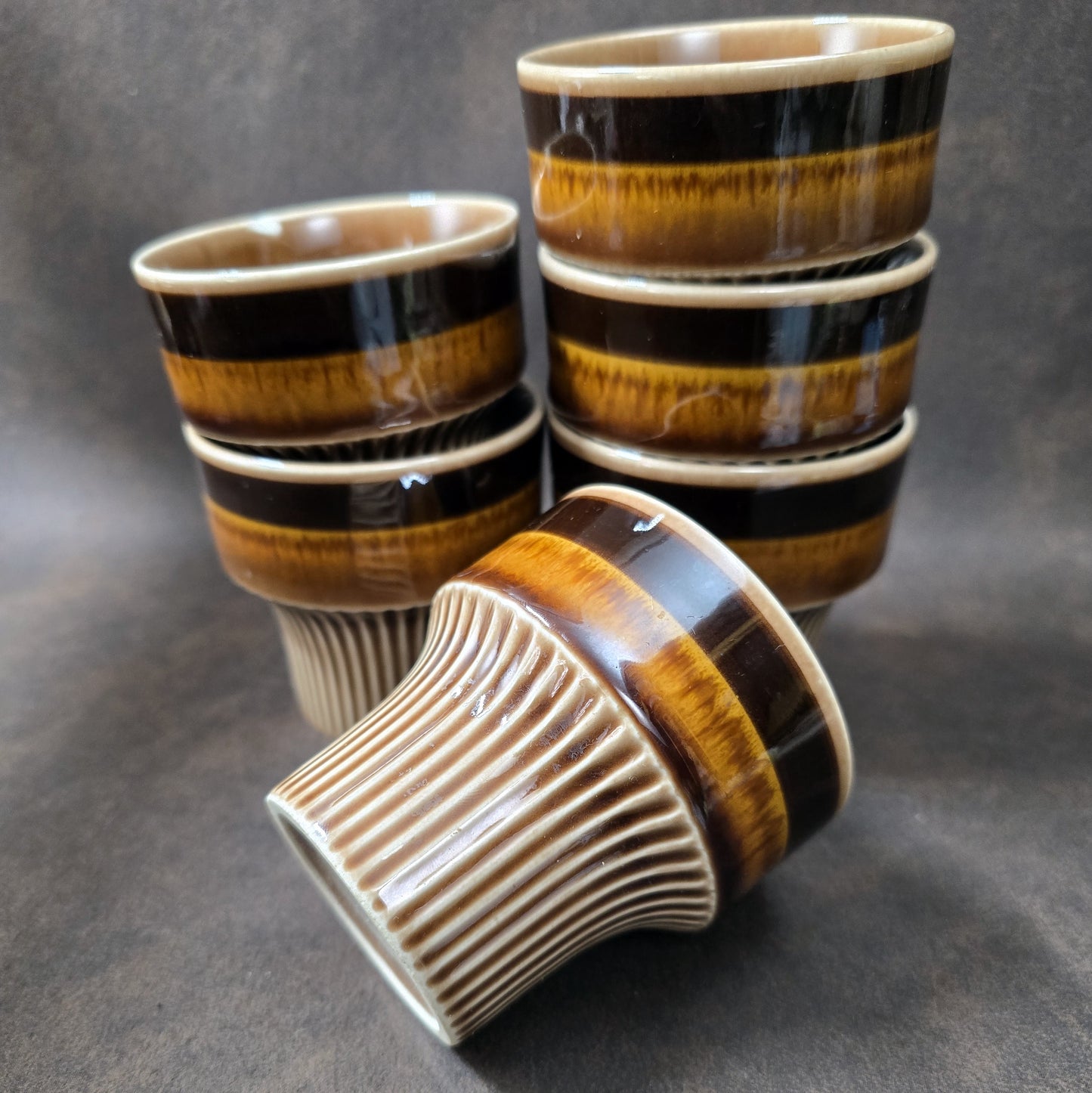 Vintage Mitropa Becher Annaburg Sintolan, 6er Set, braun gestreift, Mid-Century DDR Porzellan, geriffelt, stapelbar, 60er/70er Jahre.