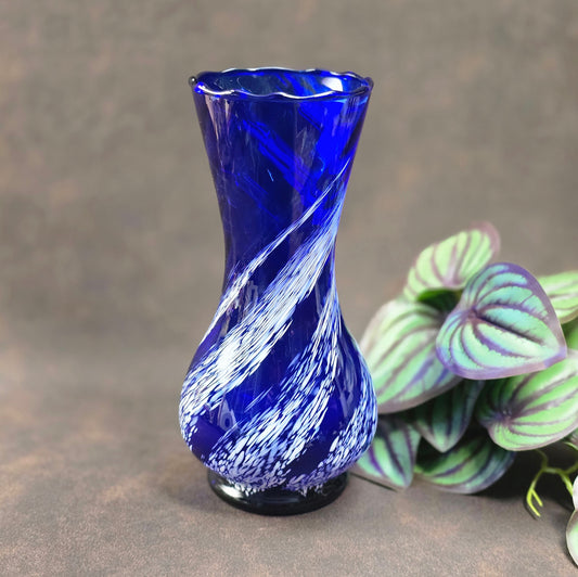 Mundgeblasene Vintage-Vase aus blauem Glas mit weißen Wirbeln, 19 cm hoch, 70er Jahre DDR. Authentisches Designobjekt mit kleinen Gebrauchsspuren.
