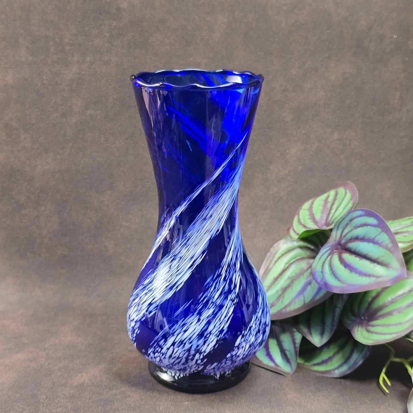 Mundgeblasene Vintage-Vase aus blauem Glas mit weißen Wirbeln, 19 cm hoch, 70er Jahre DDR. Authentisches Designobjekt mit kleinen Gebrauchsspuren.