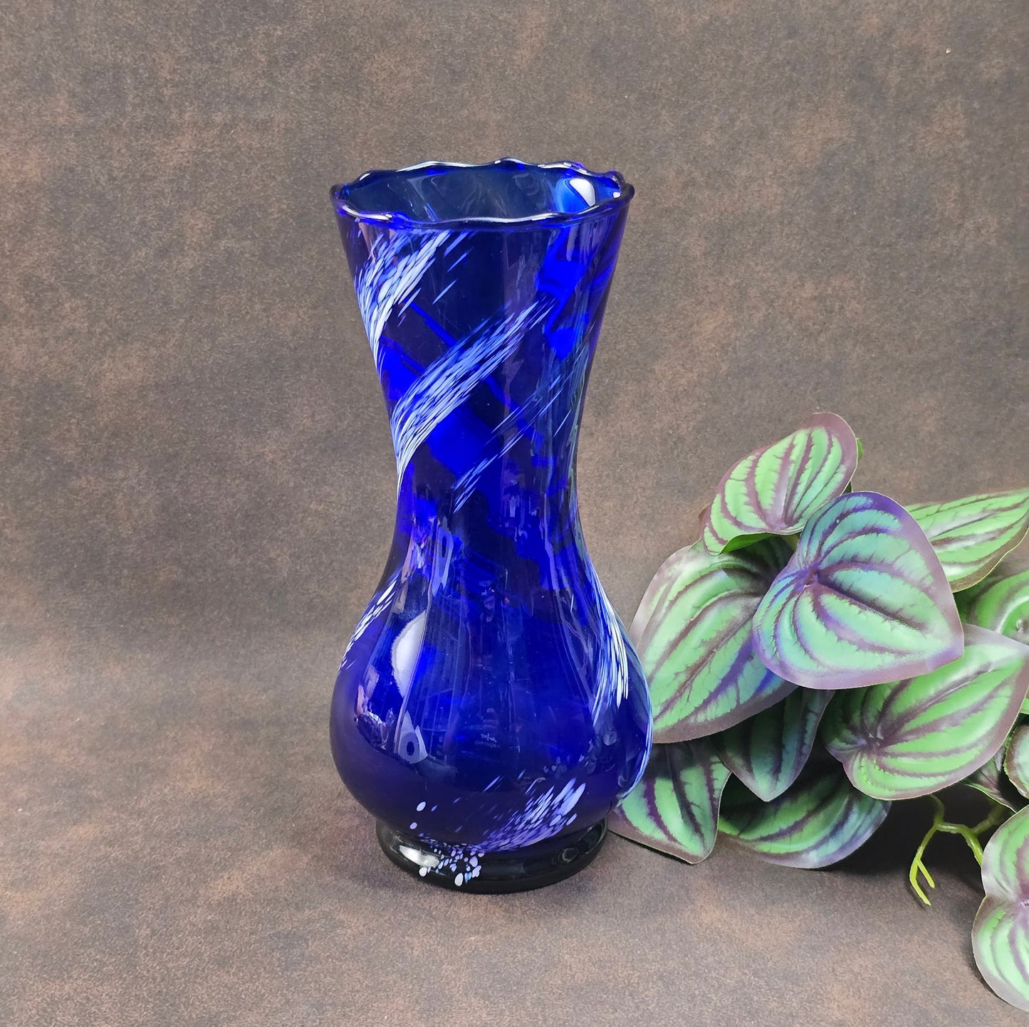 Mundgeblasene Vintage-Vase aus blauem Glas mit weißen Wirbeln, 19 cm hoch, 70er Jahre DDR. Authentisches Designobjekt mit kleinen Gebrauchsspuren.