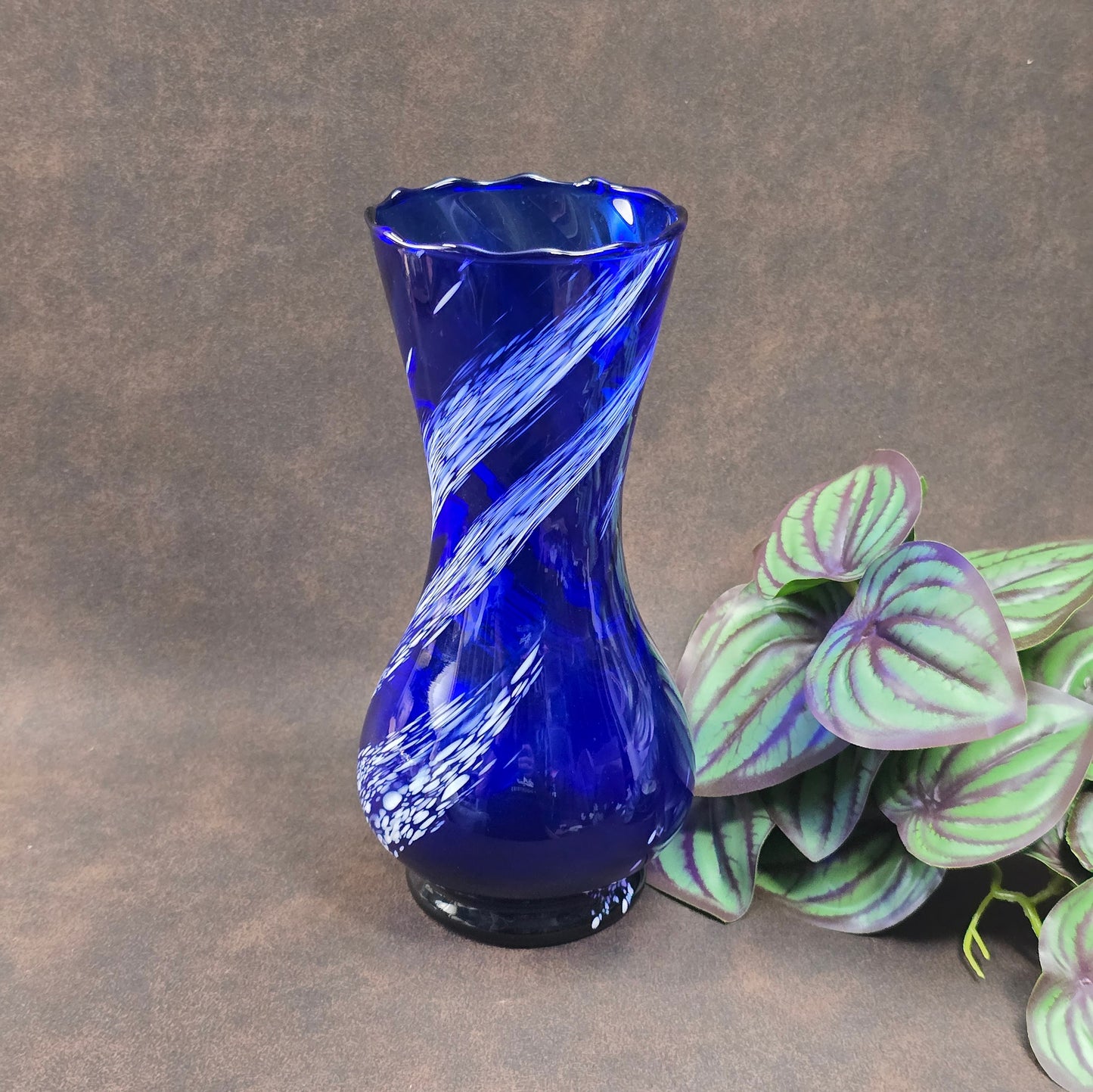Mundgeblasene Vintage-Vase aus blauem Glas mit weißen Wirbeln, 19 cm hoch, 70er Jahre DDR. Authentisches Designobjekt mit kleinen Gebrauchsspuren.