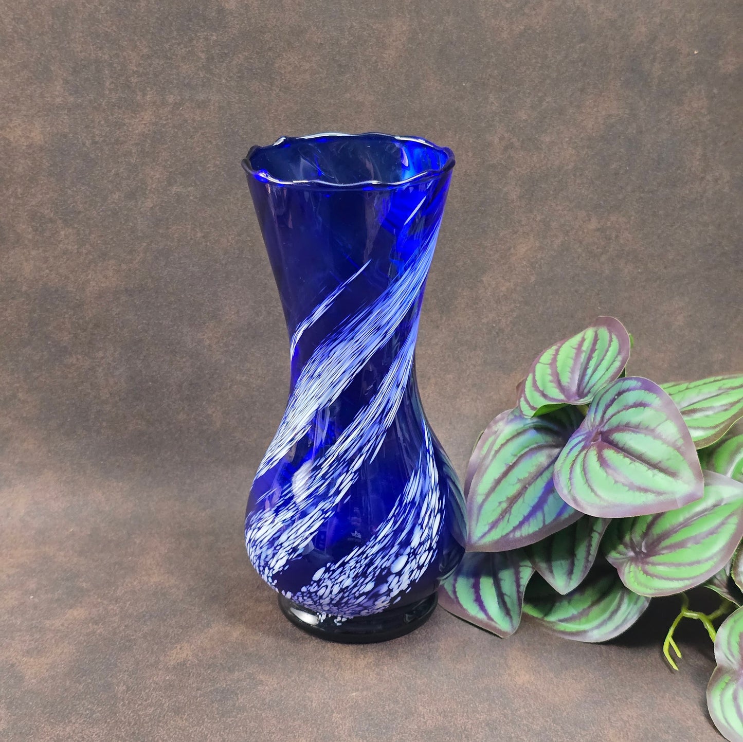 Mundgeblasene Vintage-Vase aus blauem Glas mit weißen Wirbeln, 19 cm hoch, 70er Jahre DDR. Authentisches Designobjekt mit kleinen Gebrauchsspuren.