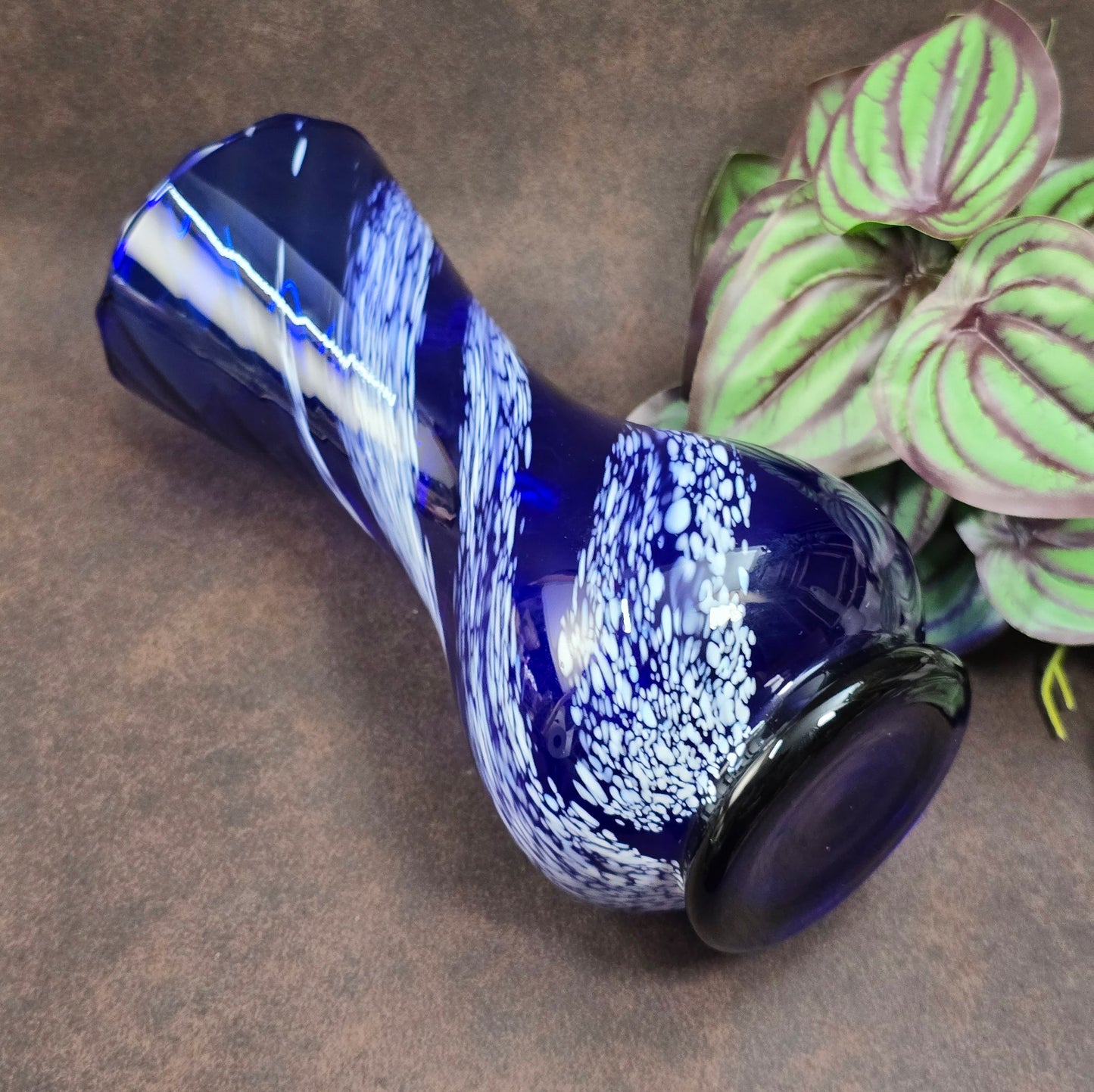 Mundgeblasene Vintage-Vase aus blauem Glas mit weißen Wirbeln, 19 cm hoch, 70er Jahre DDR. Authentisches Designobjekt mit kleinen Gebrauchsspuren.