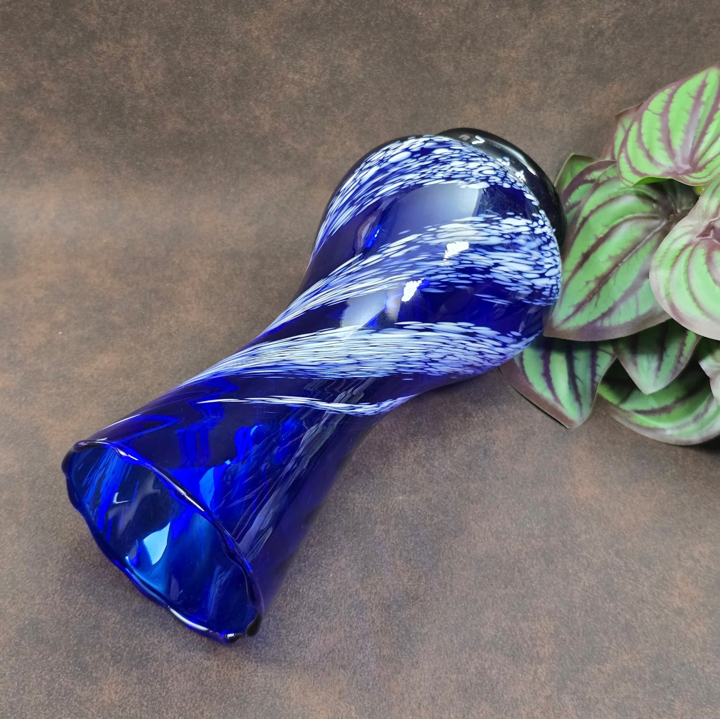 Mundgeblasene Vintage-Vase aus blauem Glas mit weißen Wirbeln, 19 cm hoch, 70er Jahre DDR. Authentisches Designobjekt mit kleinen Gebrauchsspuren.