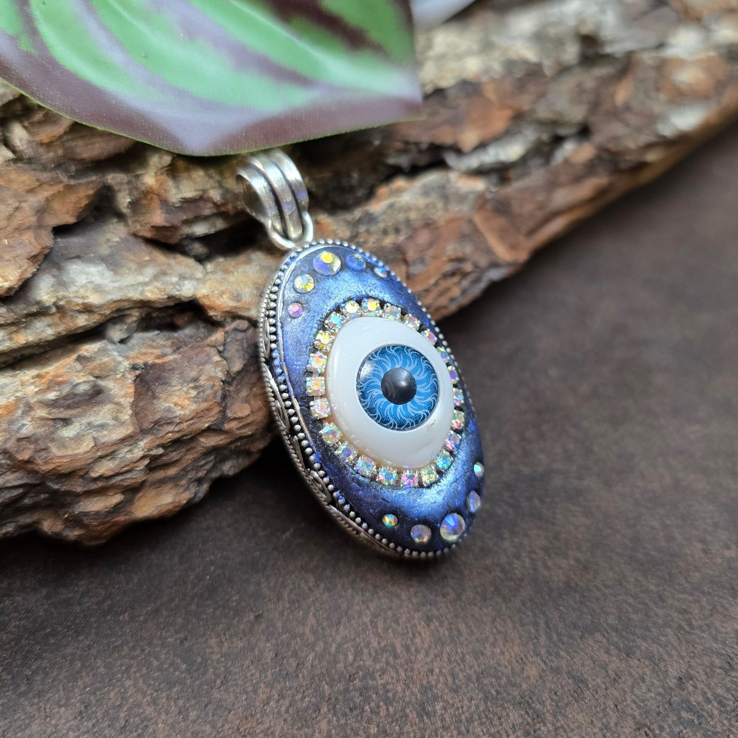 Mystischer Fantasy-Anhänger „Evil Eye“ – handgefertigt mit Strass & Auge im Silberrahmen. Schutzsymbol & Unikat mit Tiefe & Glanz.
