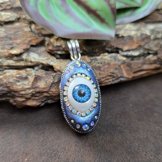 Mystischer Fantasy-Anhänger „Evil Eye“ – handgefertigt mit Strass & Auge im Silberrahmen. Schutzsymbol & Unikat mit Tiefe & Glanz.