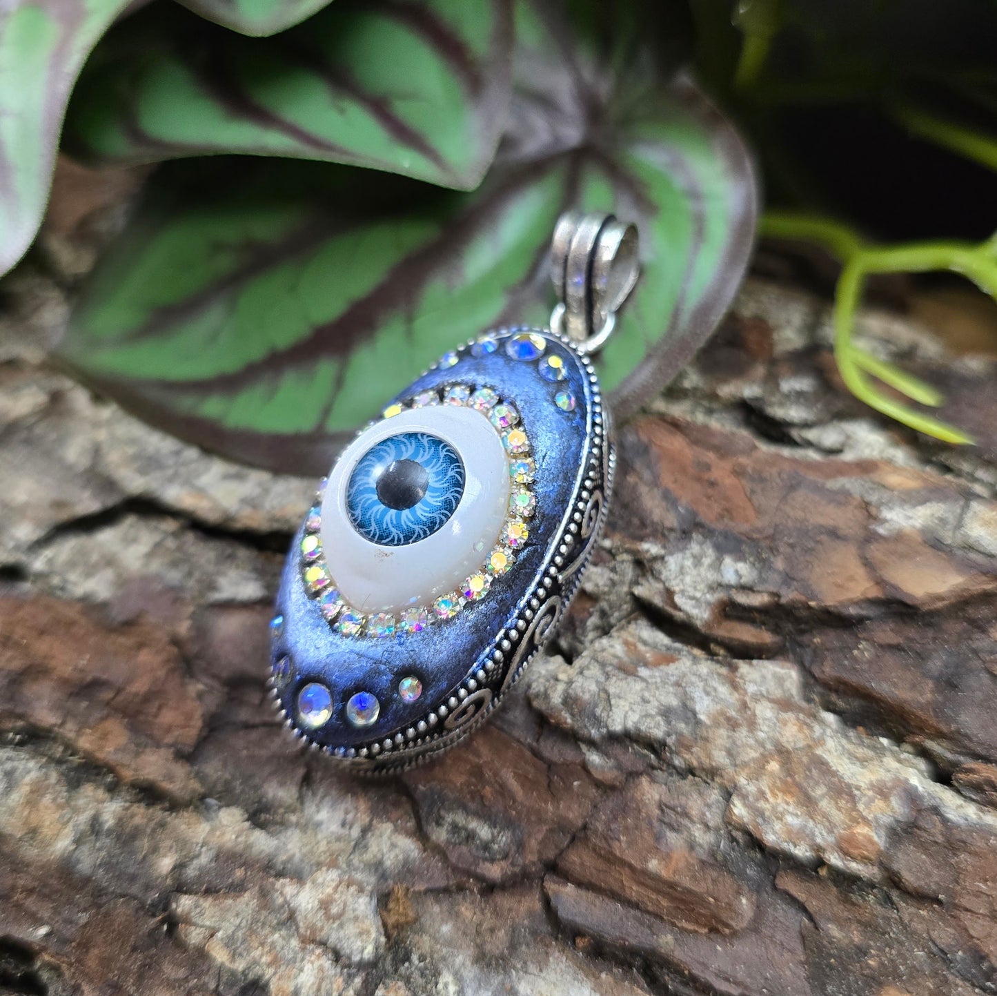 Mystischer Fantasy-Anhänger „Evil Eye“ – handgefertigt mit Strass & Auge im Silberrahmen. Schutzsymbol & Unikat mit Tiefe & Glanz.