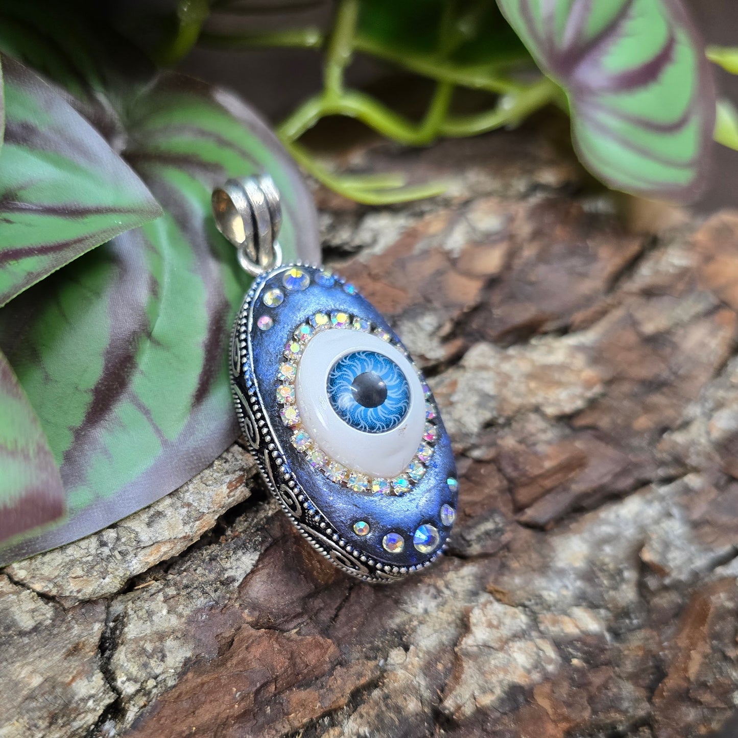 Mystischer Fantasy-Anhänger „Evil Eye“ – handgefertigt mit Strass & Auge im Silberrahmen. Schutzsymbol & Unikat mit Tiefe & Glanz.