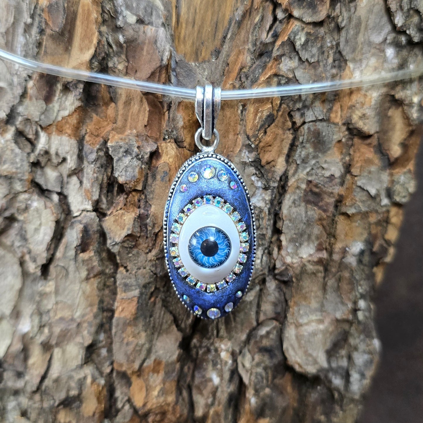 Mystischer Fantasy-Anhänger „Evil Eye“ – handgefertigt mit Strass & Auge im Silberrahmen. Schutzsymbol & Unikat mit Tiefe & Glanz.
