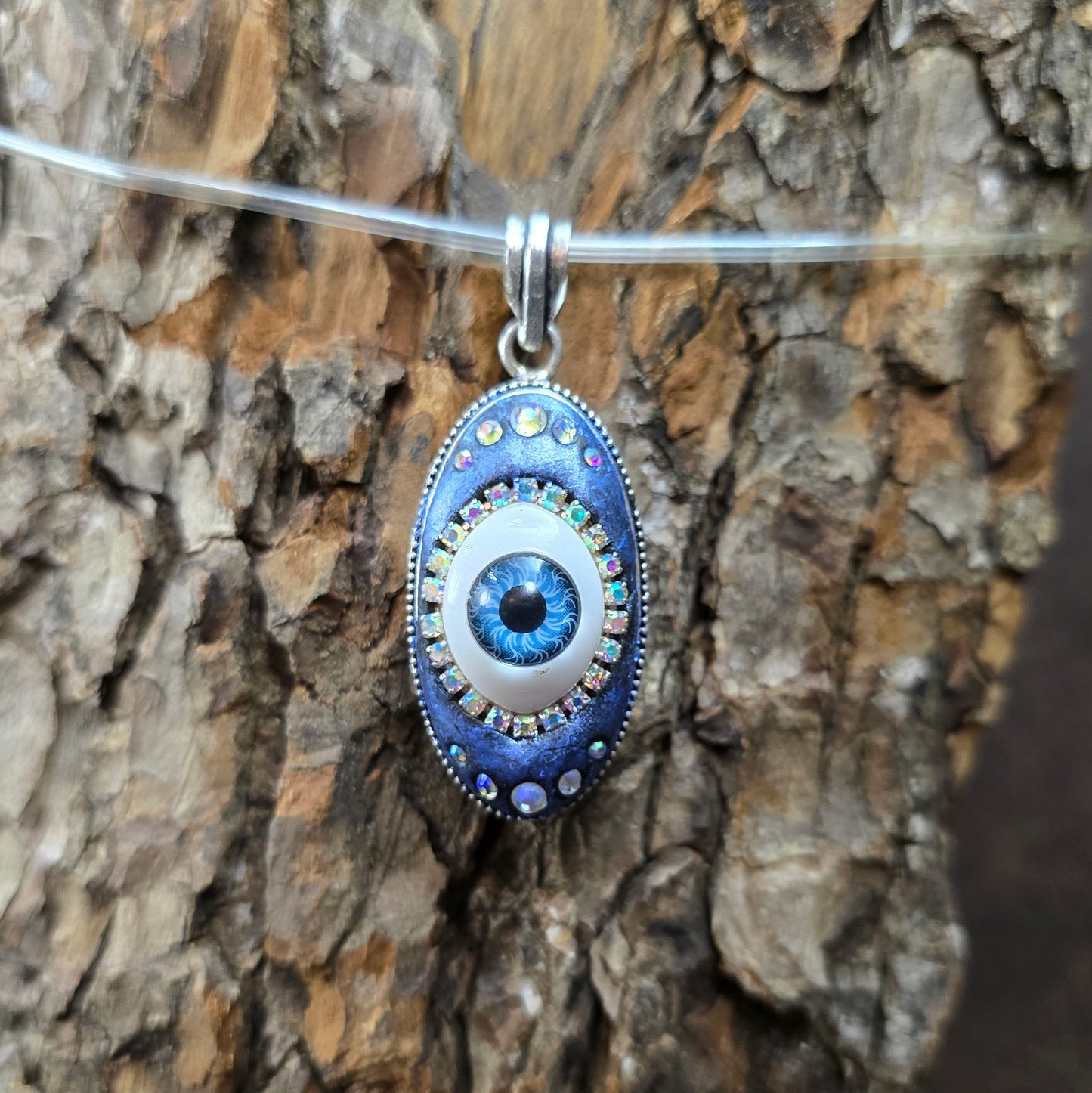 Mystischer Fantasy-Anhänger „Evil Eye“ – handgefertigt mit Strass & Auge im Silberrahmen. Schutzsymbol & Unikat mit Tiefe & Glanz.