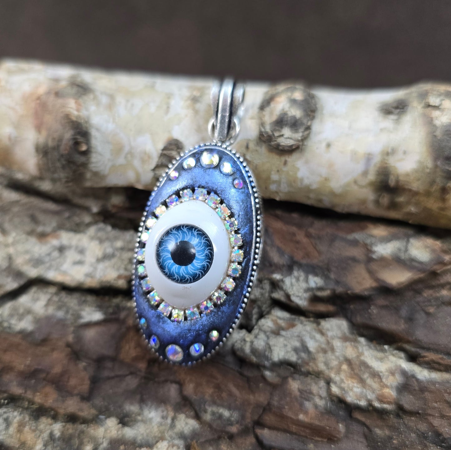 Mystischer Fantasy-Anhänger „Evil Eye“ – handgefertigt mit Strass & Auge im Silberrahmen. Schutzsymbol & Unikat mit Tiefe & Glanz.