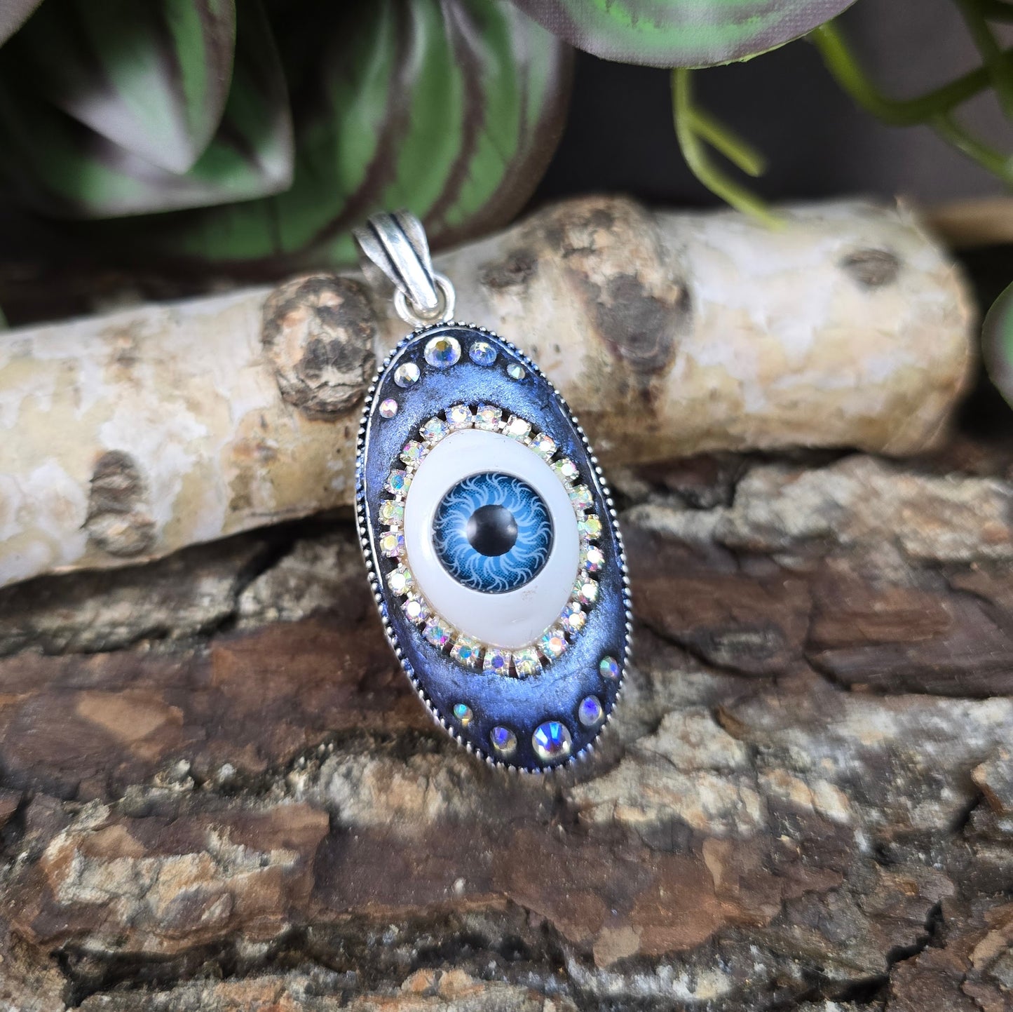 Mystischer Fantasy-Anhänger „Evil Eye“ – handgefertigt mit Strass & Auge im Silberrahmen. Schutzsymbol & Unikat mit Tiefe & Glanz.