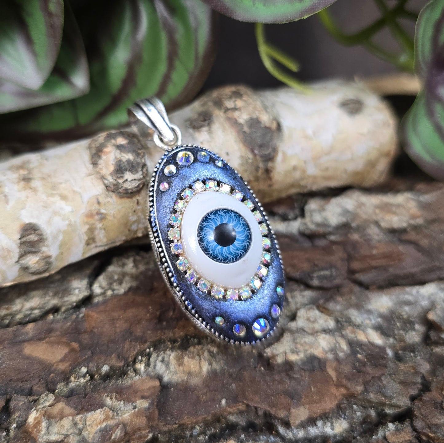 Mystischer Fantasy-Anhänger „Evil Eye“ – handgefertigt mit Strass & Auge im Silberrahmen. Schutzsymbol & Unikat mit Tiefe & Glanz.