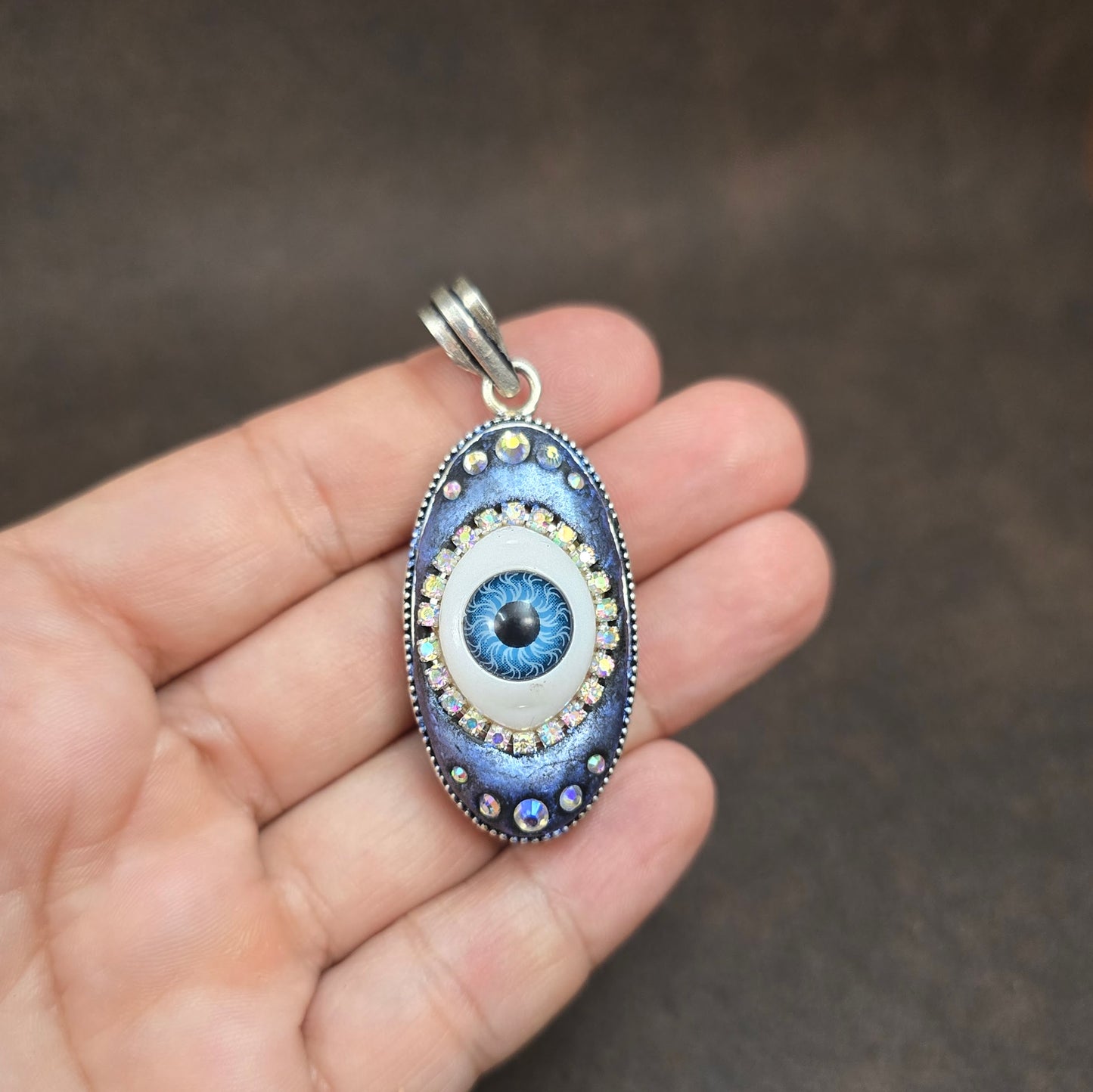 Mystischer Fantasy-Anhänger „Evil Eye“ – handgefertigt mit Strass & Auge im Silberrahmen. Schutzsymbol & Unikat mit Tiefe & Glanz.