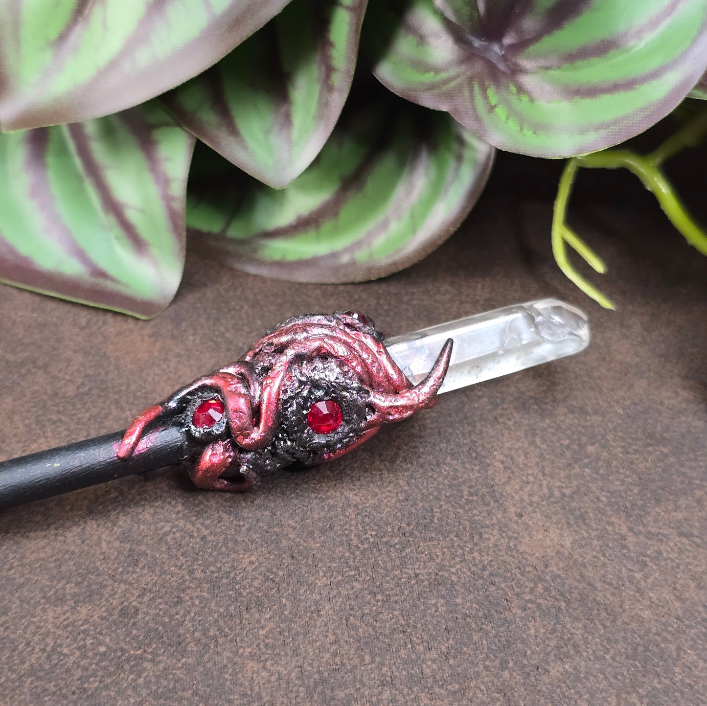 Mystischer Haarstab mit Drachenauge & Kristallspitze aus Holz & Epoxy. Handgefertigt & einzigartig – für Fantasy-Styles, Vintage-Looks & Hochsteckfrisuren.