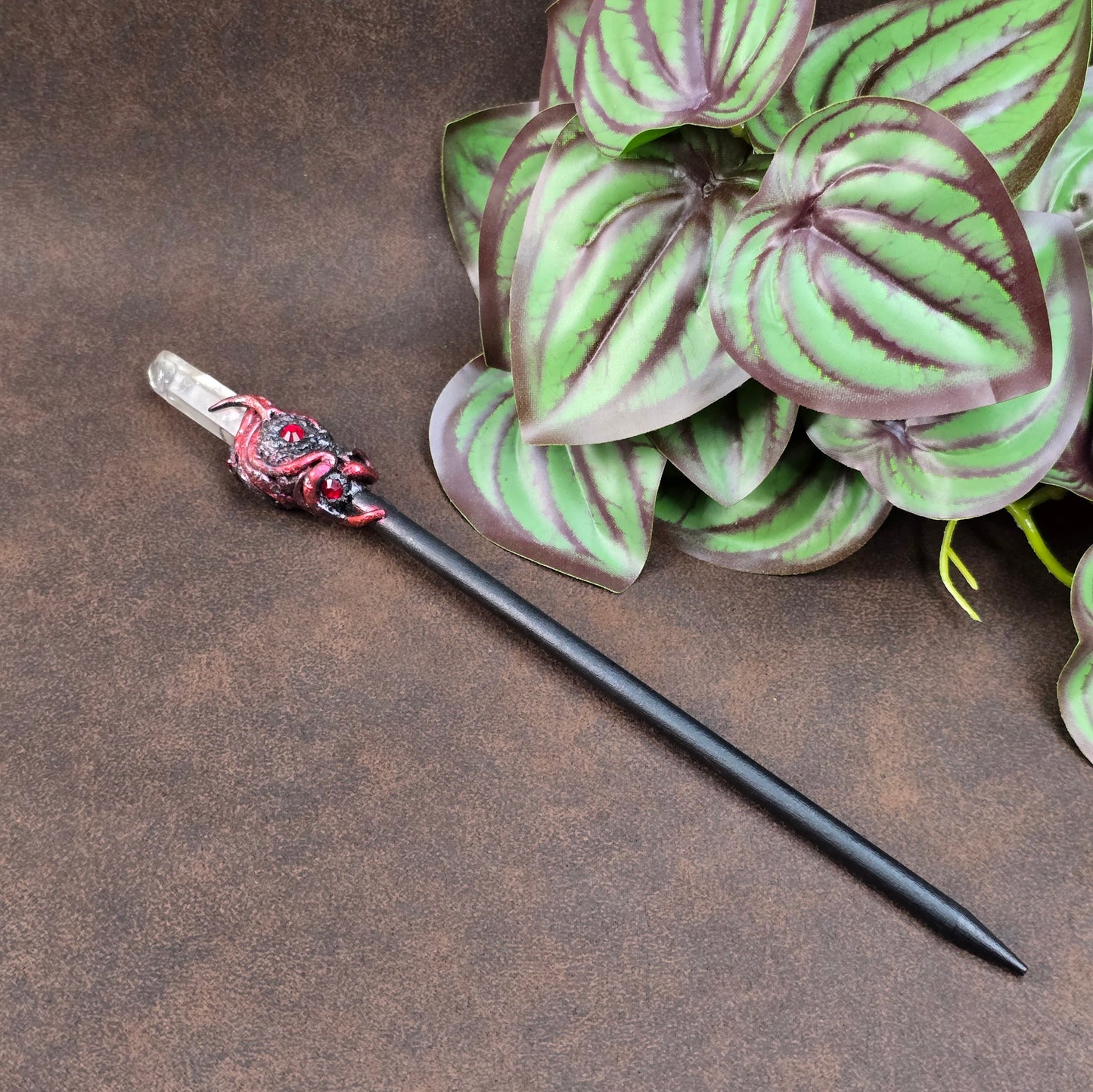 Mystischer Haarstab mit Drachenauge & Kristallspitze aus Holz & Epoxy. Handgefertigt & einzigartig – für Fantasy-Styles, Vintage-Looks & Hochsteckfrisuren.