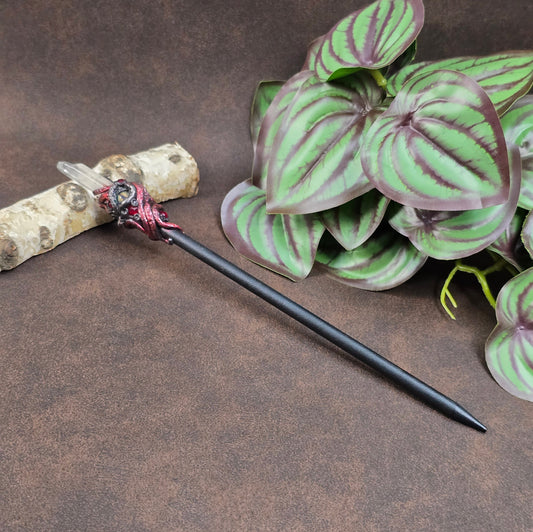 Mystischer Haarstab mit Drachenauge & Kristallspitze aus Holz & Epoxy. Handgefertigt & einzigartig – für Fantasy-Styles, Vintage-Looks & Hochsteckfrisuren.