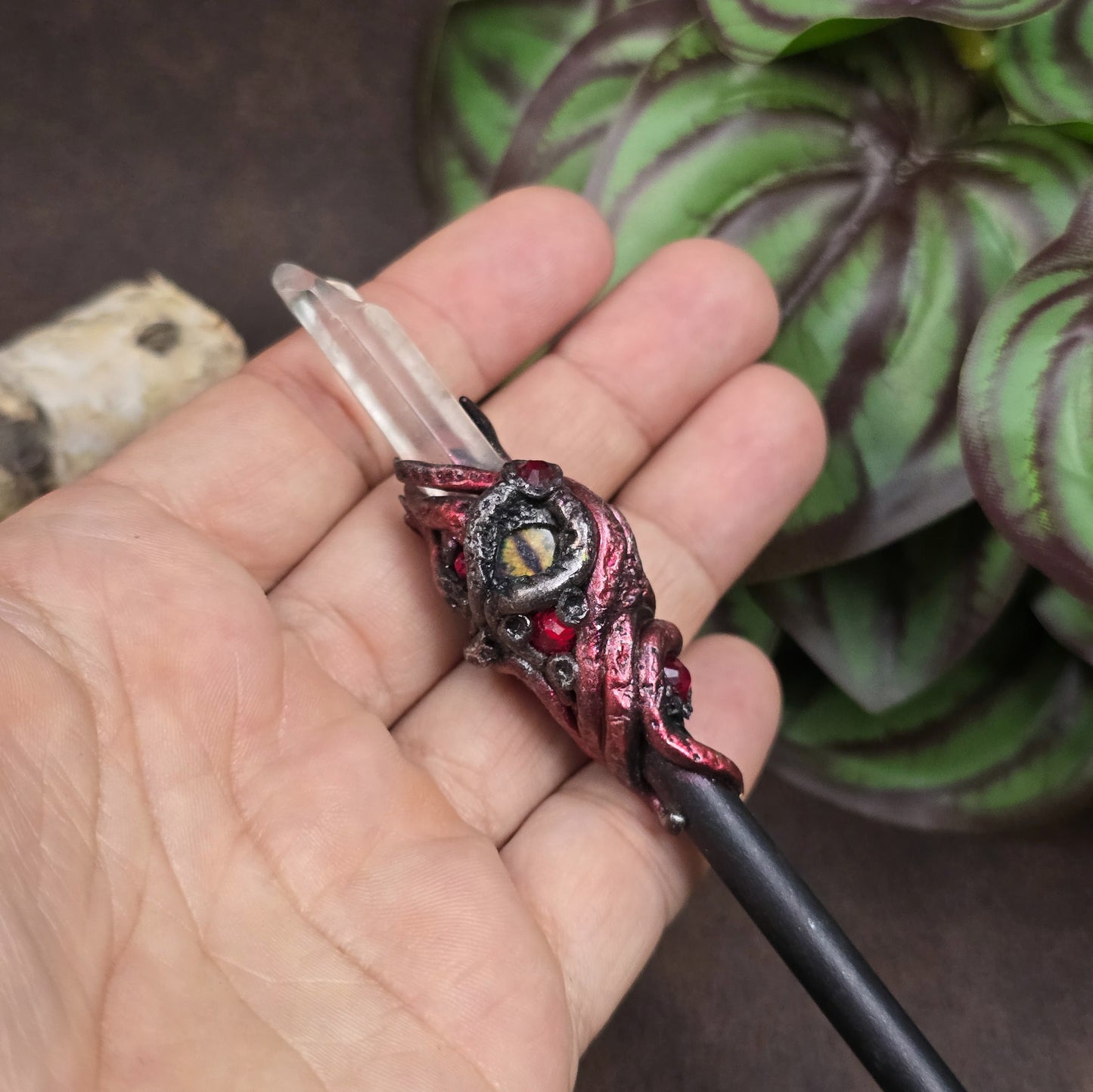 Mystischer Haarstab mit Drachenauge & Kristallspitze aus Holz & Epoxy. Handgefertigt & einzigartig – für Fantasy-Styles, Vintage-Looks & Hochsteckfrisuren.