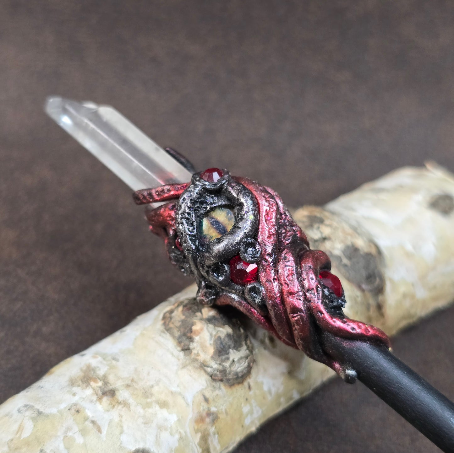 Mystischer Haarstab mit Drachenauge & Kristallspitze aus Holz & Epoxy. Handgefertigt & einzigartig – für Fantasy-Styles, Vintage-Looks & Hochsteckfrisuren.