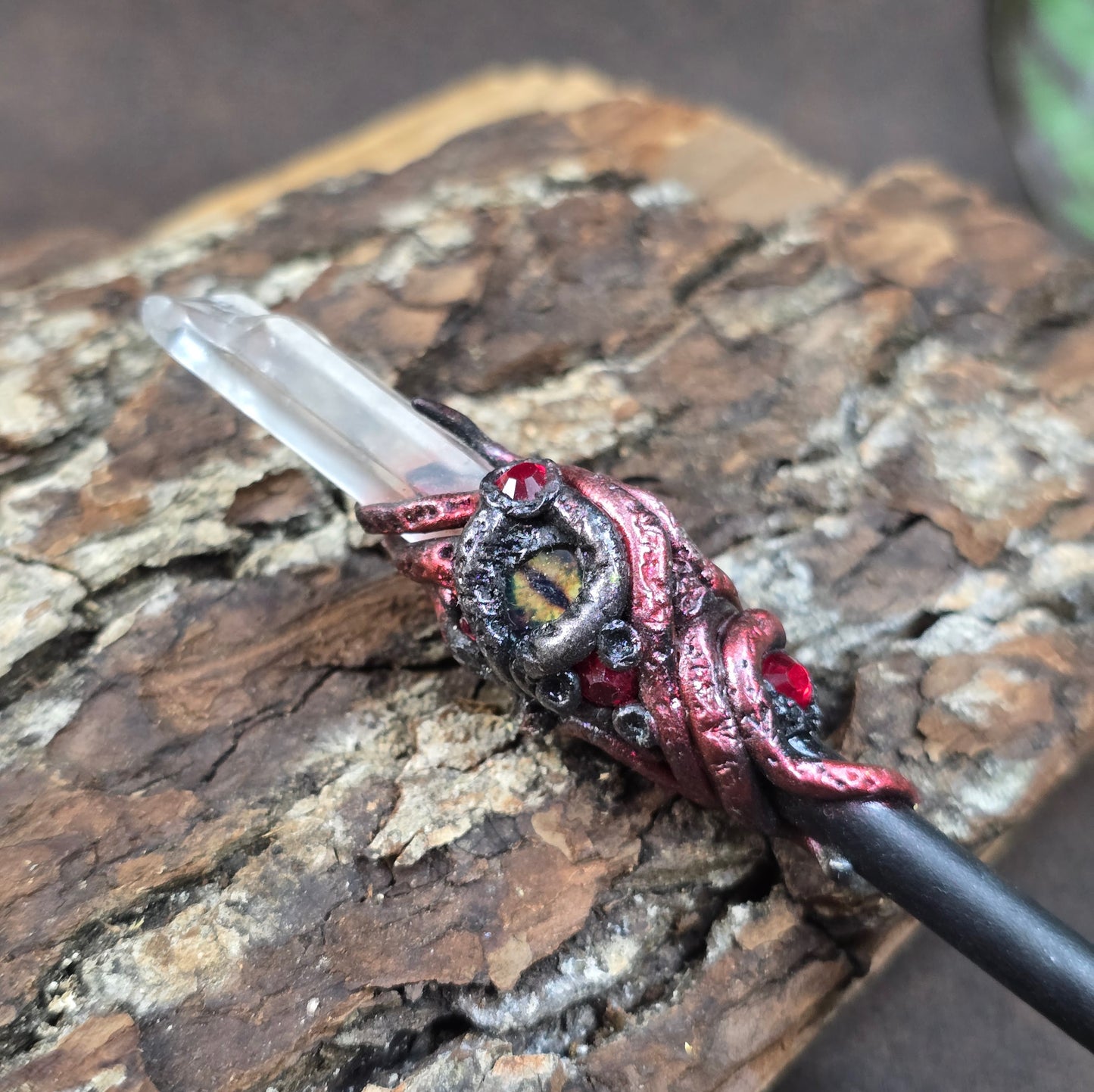 Mystischer Haarstab mit Drachenauge & Kristallspitze aus Holz & Epoxy. Handgefertigt & einzigartig – für Fantasy-Styles, Vintage-Looks & Hochsteckfrisuren.