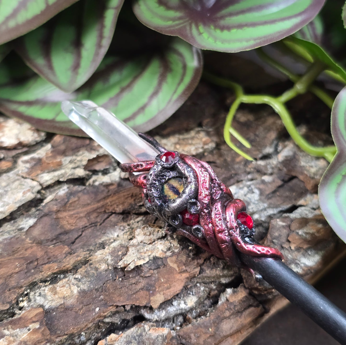Mystischer Haarstab mit Drachenauge & Kristallspitze aus Holz & Epoxy. Handgefertigt & einzigartig – für Fantasy-Styles, Vintage-Looks & Hochsteckfrisuren.