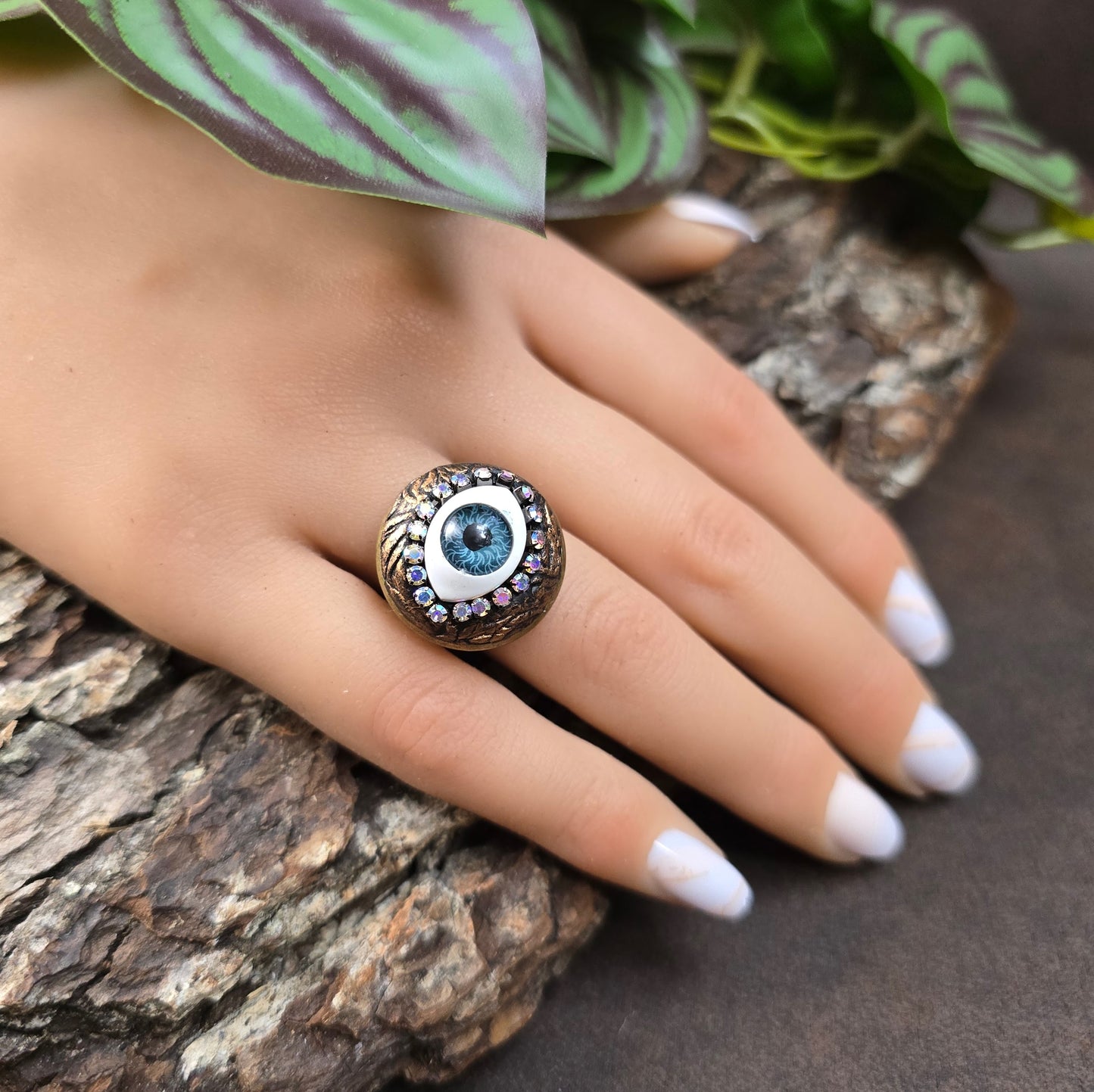 Mystischer Handmade-Ring mit Auge & Strass – größenverstellbar & schützend. Antik Bronze trifft auf Fantasy-Design.