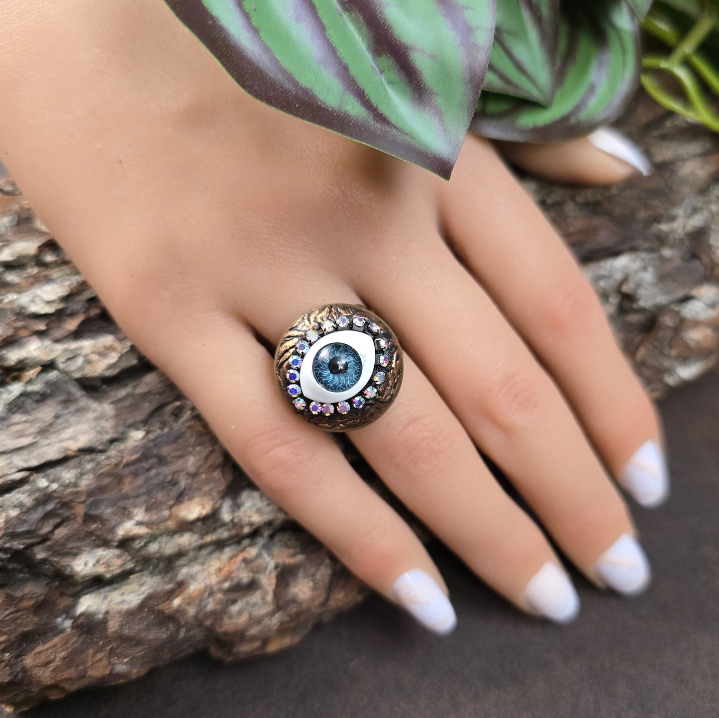 Mystischer Handmade-Ring mit Auge & Strass – größenverstellbar & schützend. Antik Bronze trifft auf Fantasy-Design.