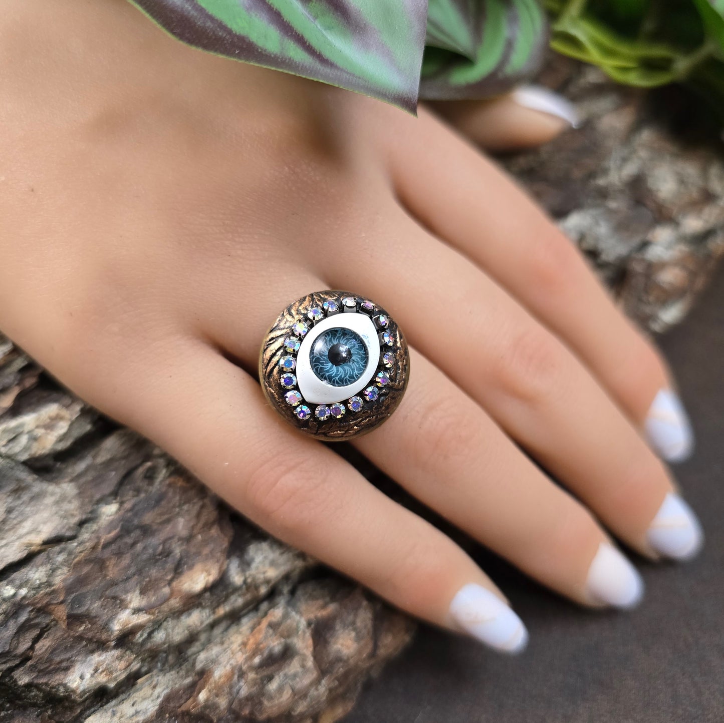Mystischer Handmade-Ring mit Auge & Strass – größenverstellbar & schützend. Antik Bronze trifft auf Fantasy-Design.
