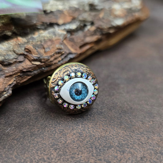 Mystischer Handmade-Ring mit Auge & Strass – größenverstellbar & schützend. Antik Bronze trifft auf Fantasy-Design.