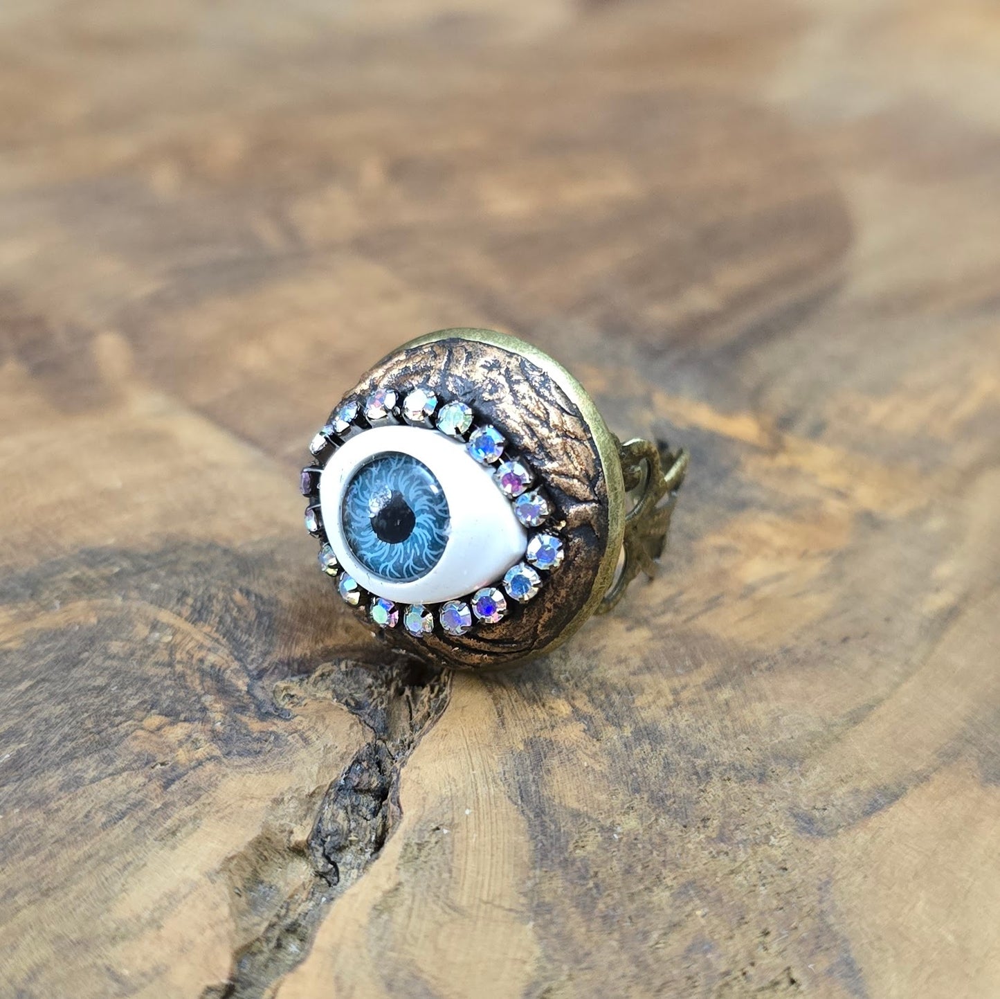 Mystischer Handmade-Ring mit Auge & Strass – größenverstellbar & schützend. Antik Bronze trifft auf Fantasy-Design.
